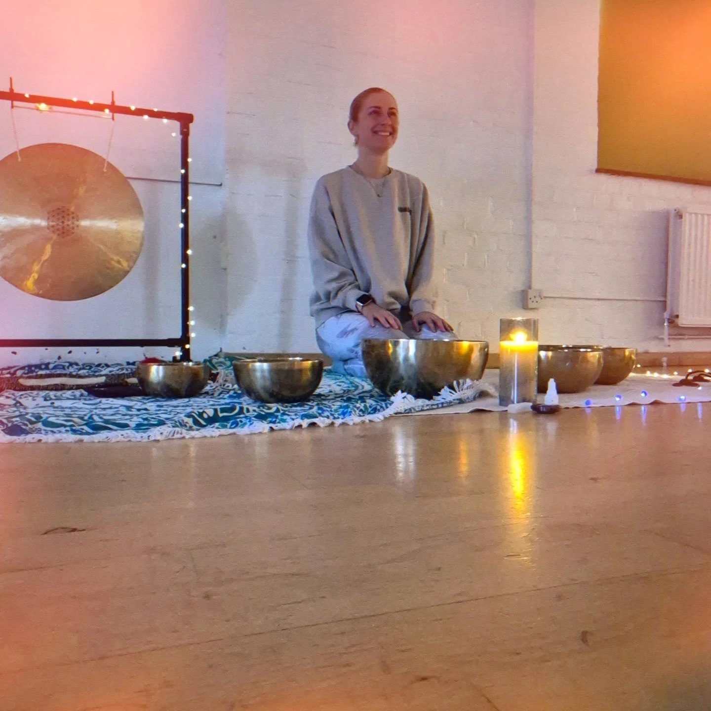 In my happy place ✨️💜

At the front, bringing you some calm, energy, fun, laughter, sweat (depends on the session 😂) boosting your mood and making you feel fabulous and happy 🫶🏻

#Fitnesswithamy #Soundwithamy #soundhealing #fitnessclasses #fitnes