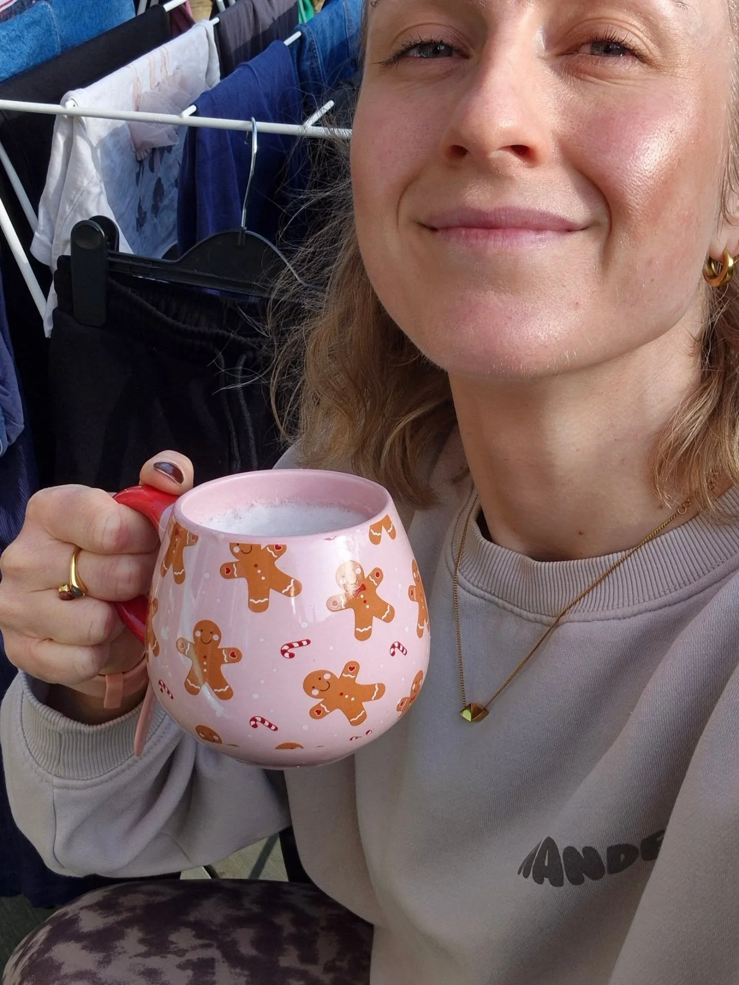 The sun on my face, coffee in my hand, and the washing drying outside... I am happy 😂 or old and sad 🤷🏼&zwj;♀️🤪

Happy Saturday 💜

#sungoddess #fitnesswithamy #simplelife #happier