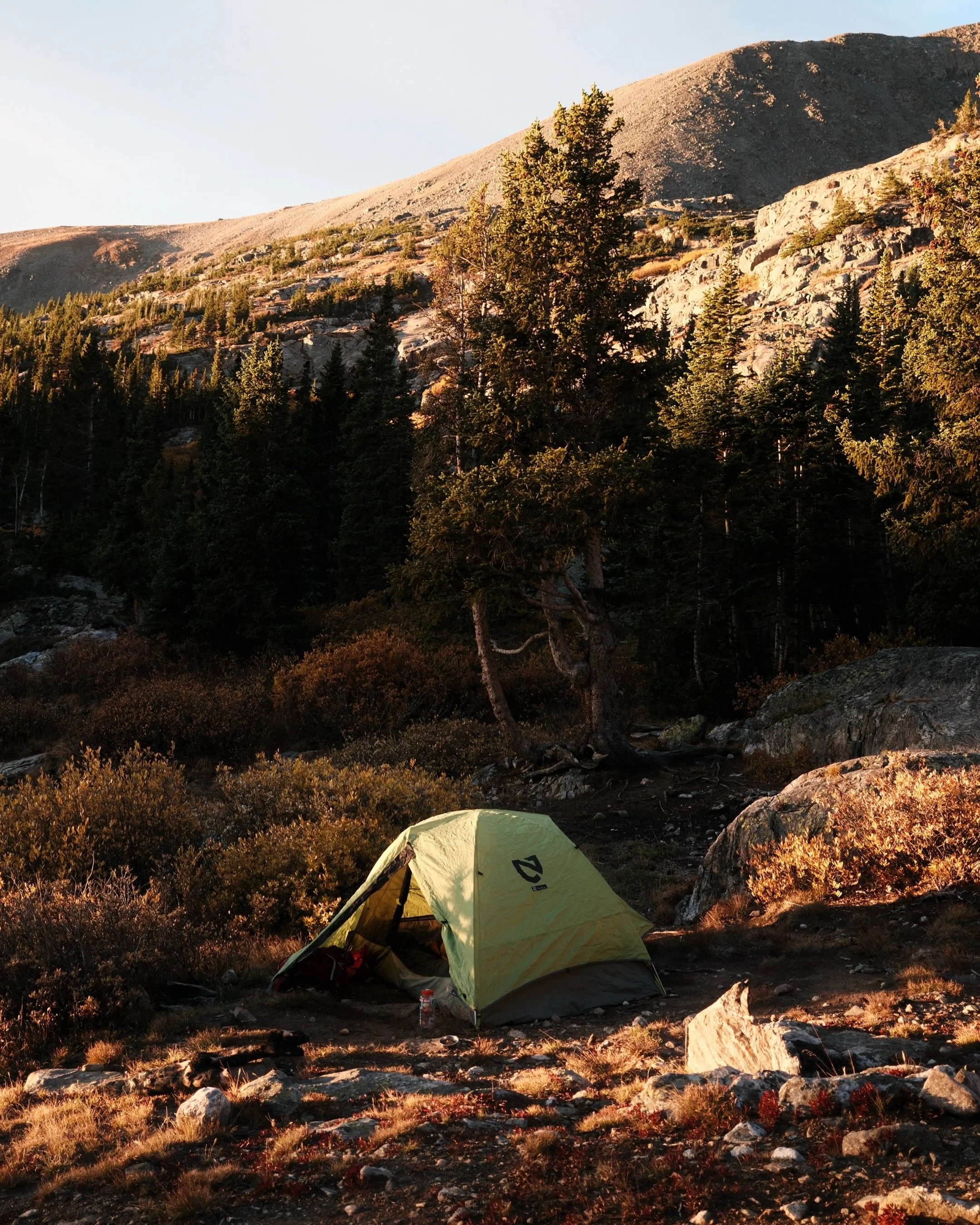 Went on a quick 1N backpacking trip and had the biggest baddest guard dog to accompany us 🏕️

We ate the most insane backpacking meal from @bowlandkettle (go get your hands on their chicken tikka masala right now), stargazed, and woke up to a warm s