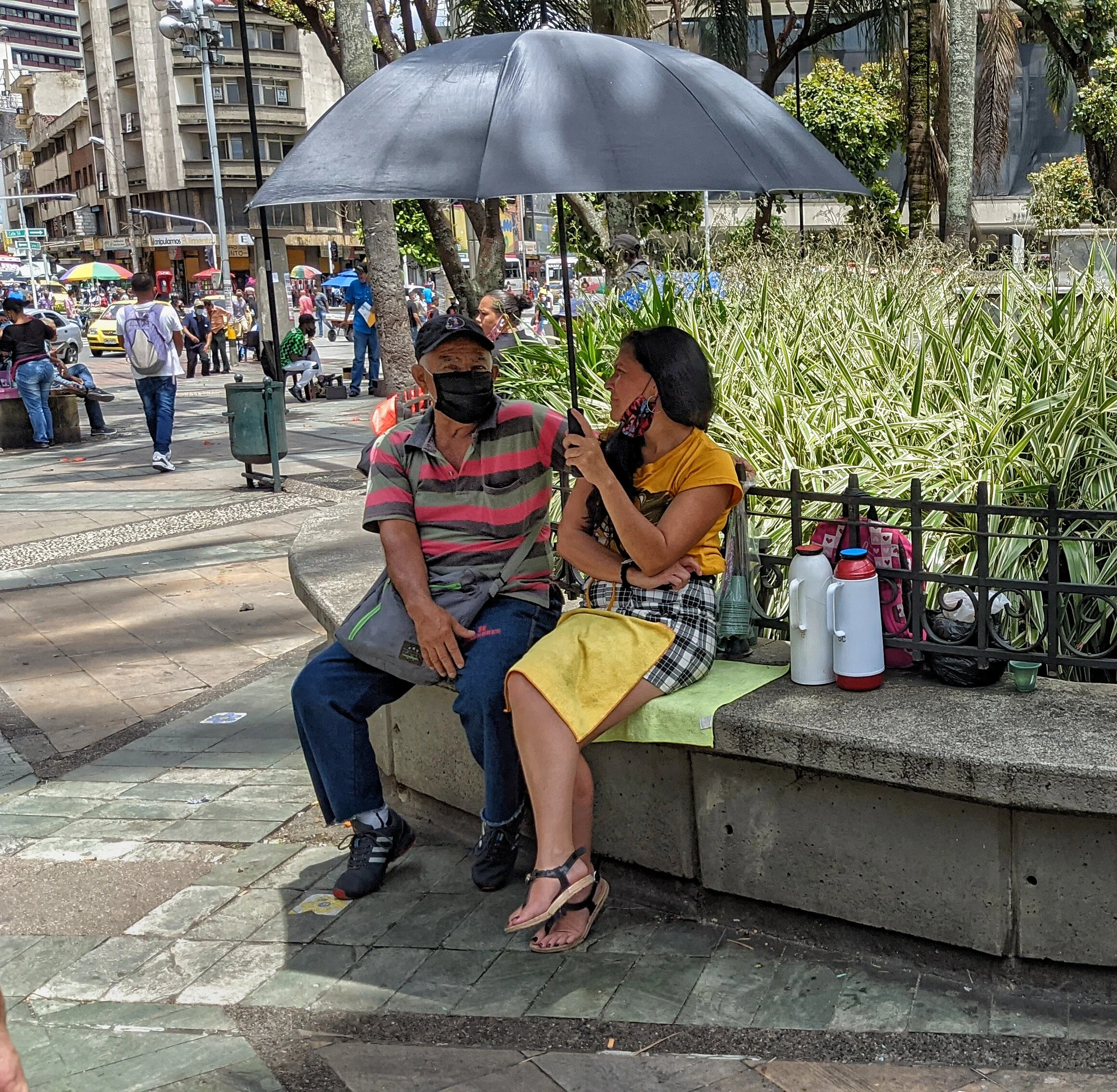 Coffee drinkers and sellers in the Parque. 