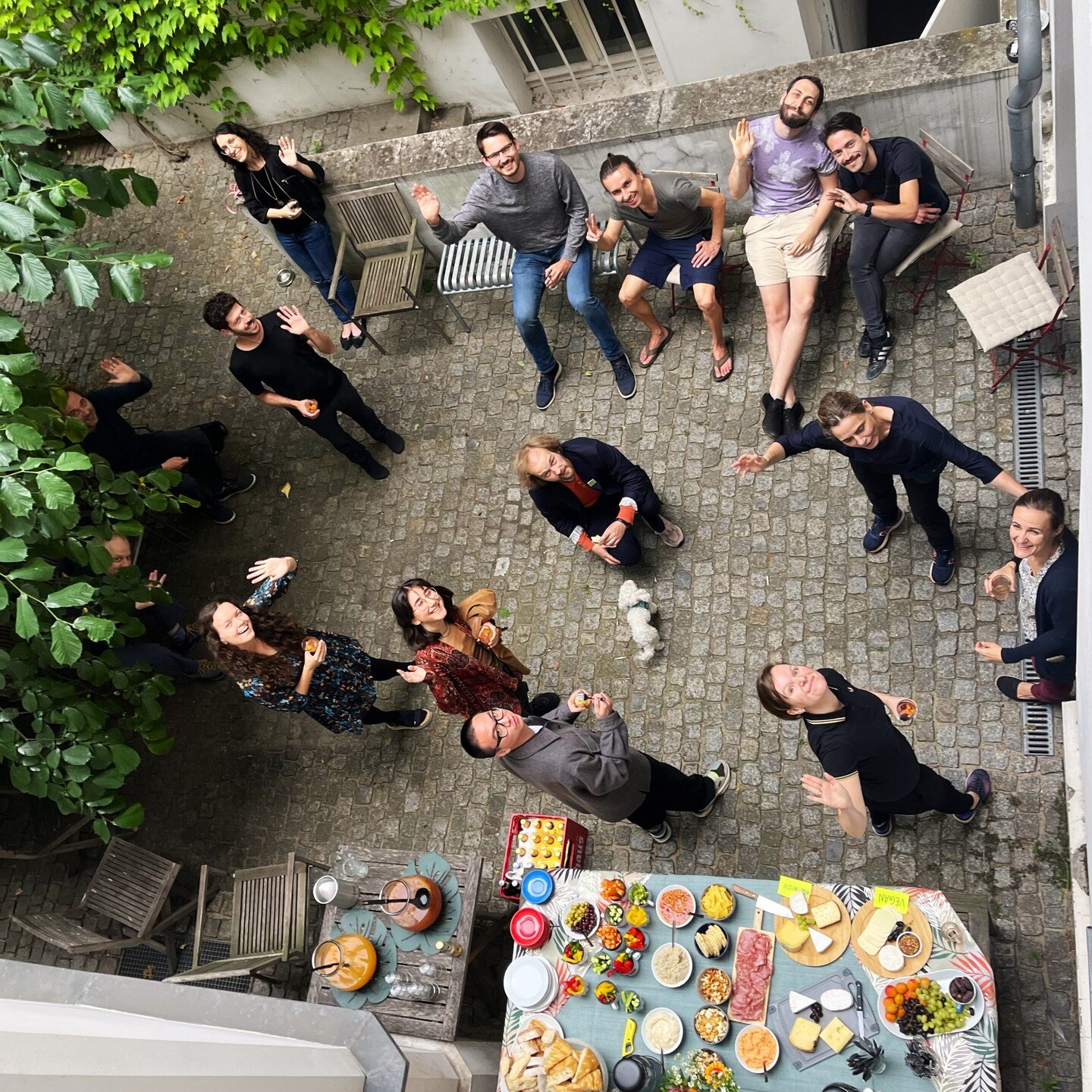 Unser Teamabend war der absolute Hit! 

Mit s&uuml;&szlig;er Bowle und einem fantastischen Buffet sind wir f&uuml;r einen musikalischen Teamabend zusammengekommen. Hier durften wir neue Birds begr&uuml;&szlig;en und einander bei Livemusik zuprosten. 