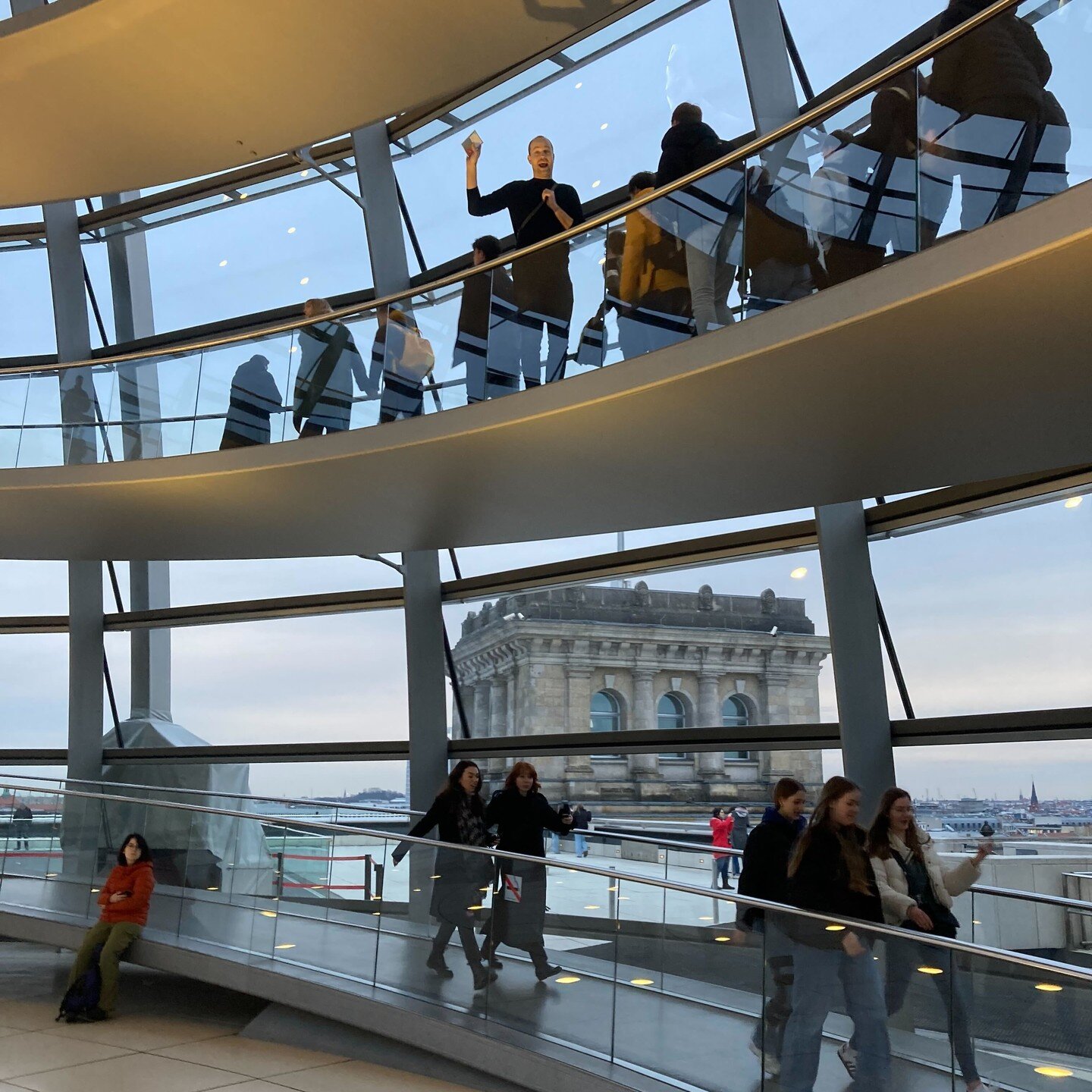 Vielfalt und Partizipation als Schl&uuml;ssel f&uuml;r eine lebendige Gesellschaft - Birds zu Besuch im Bundestag - Democratic Intelligences

Haltung zeigen ist in unseren aktuellen Zeiten wichtiger denn je. Das gilt f&uuml;r Unternehmen genauso wie 