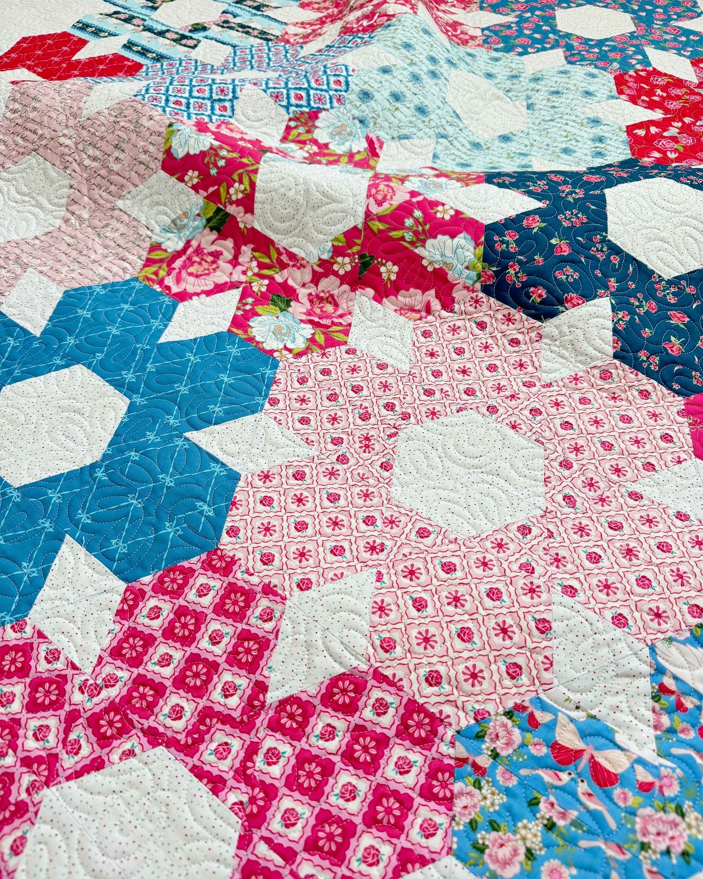 Doesn&rsquo;t this Poppie Cotton line, Stolen Moments, give you brunch and teatime vibes?
This romantic collection is a perfect match for Hexie Bunch, it even got a special place in the @poppiecttton booth at Quilt Market, what an honor! Swipe to see