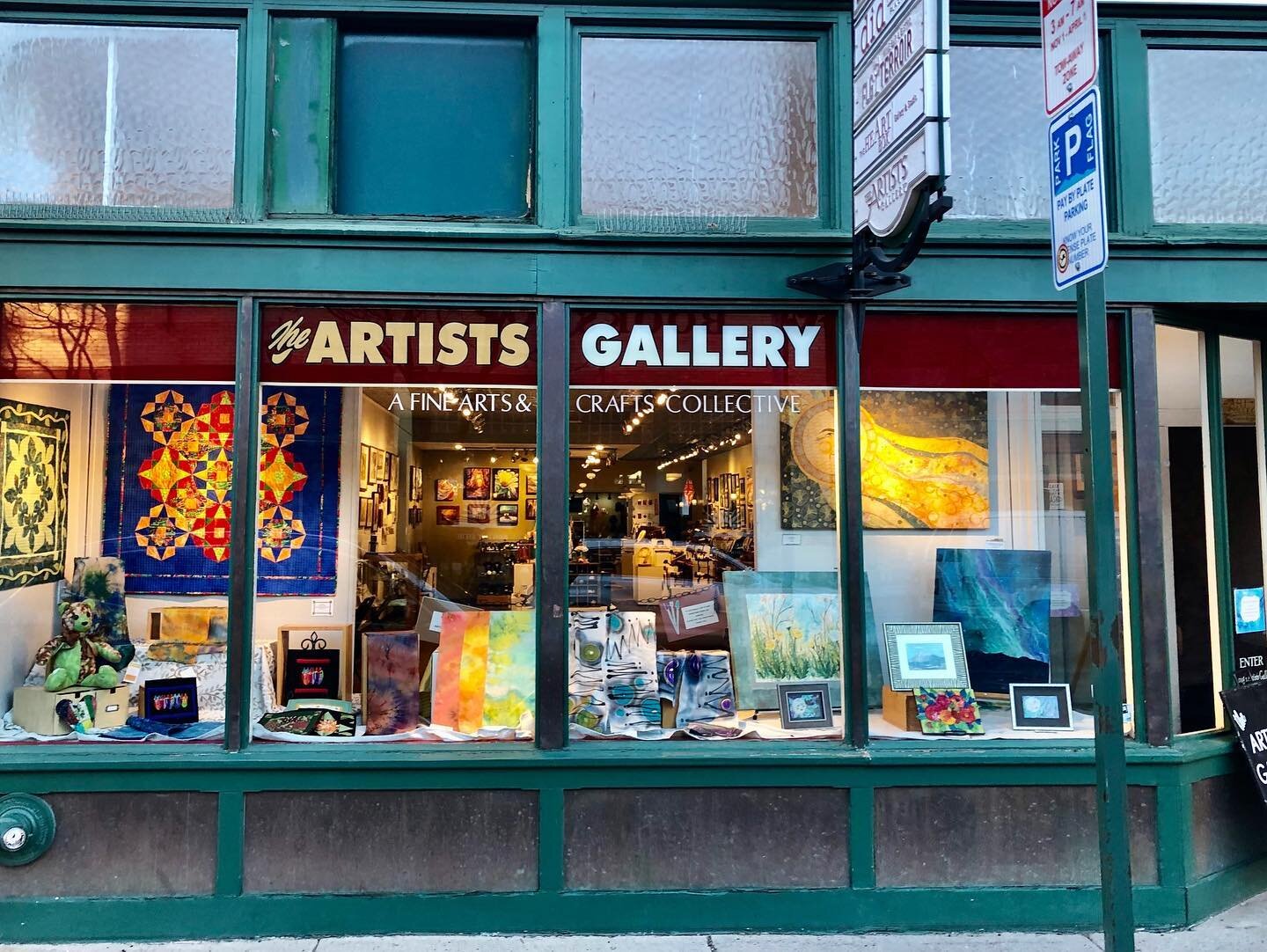 Our first Friday! featured fabulous fiber artists! Come check out their work!
@arlinerm &amp; Joan Scott
.
.
.
.
.
.
.
.
.
.
#fiberart #quilting #fabricart #fabricartists #springtime #sunshine #teddybearbabyshower #teddybear #flagstaffartist