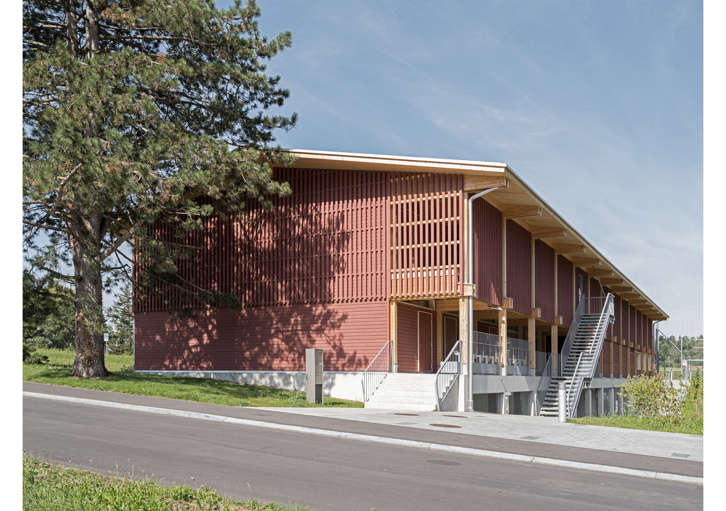 garderoben- und clubgebäude hönggerberg_aussen ost_mentha-walther-architekten.png