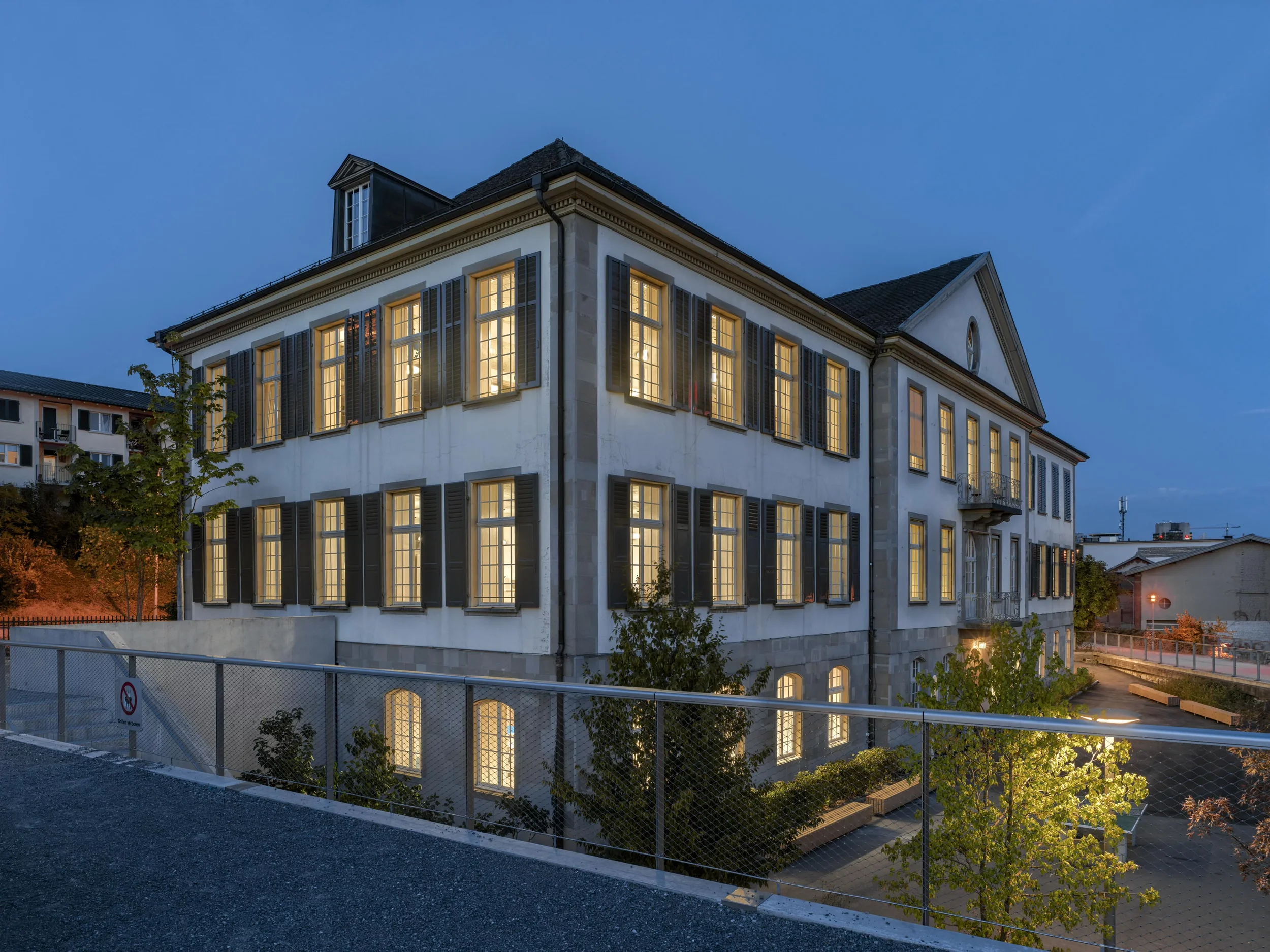Neuco Leuchten im Schulhaus Wasserwerkstrasse