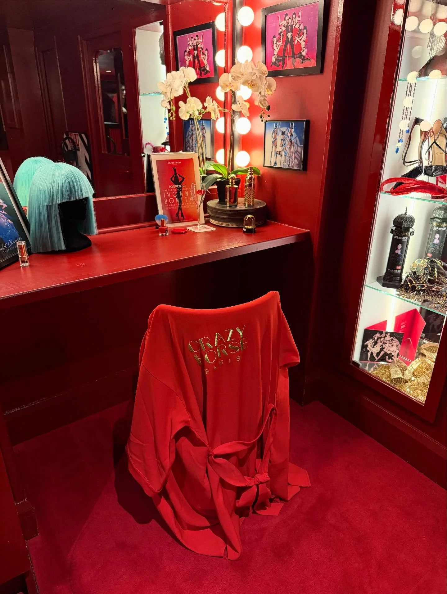 My favorite part of my Paris stay: taking a lesson with a cabaret performer from the Crazy Horse 👯&zwj;♀️