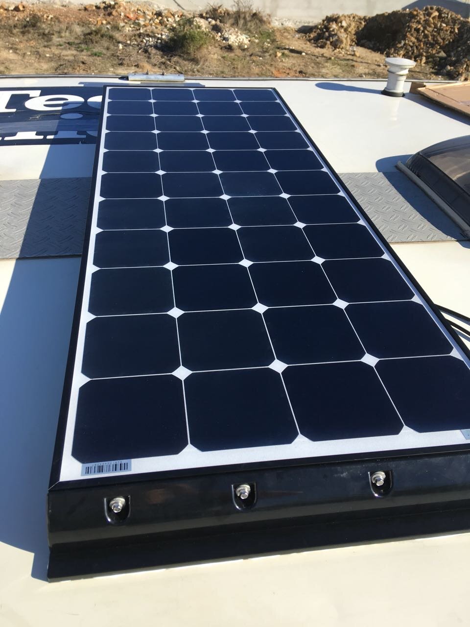 Solarmodul mit Halterung auf das Dach kleben
