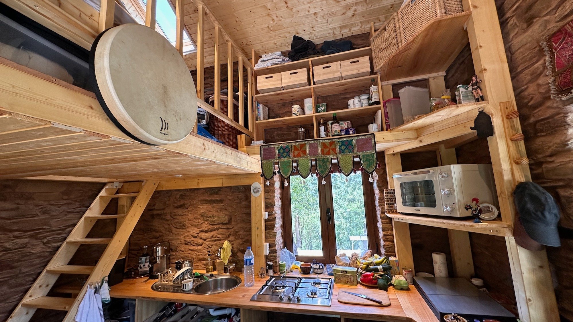 Es ist vollbracht! Aus meiner alten Ruine wurde ein JUWEL! im NEUEN VIDEO auf meinem Youtube-Kanal JayBe.tv gibts das Finale 😎🎬 Ich baue mein Tiny House fertig aus und verbringe die ersten N&auml;chte hier in meinem Paradies! Was f&uuml;r ein Wunde
