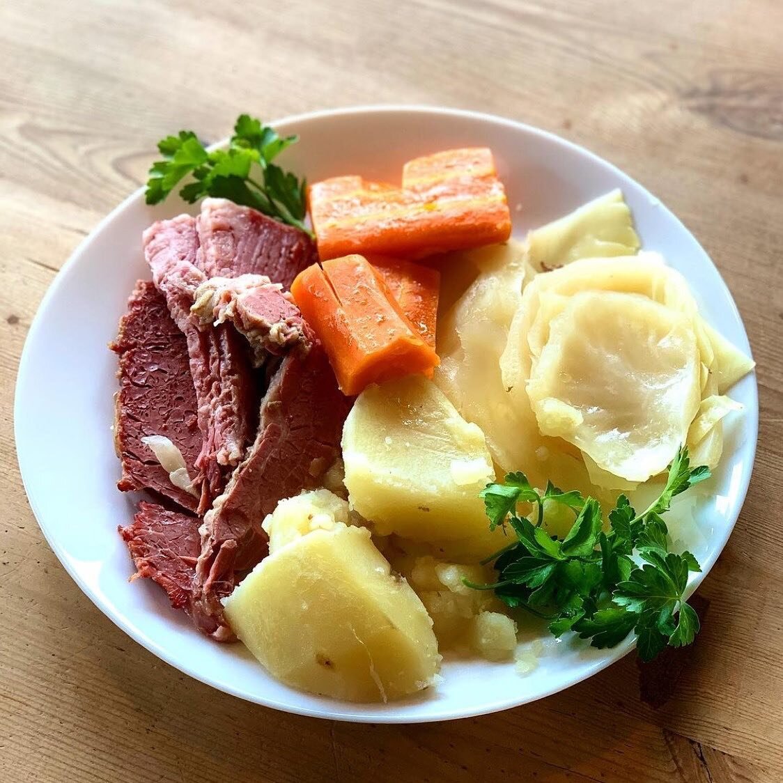 It&rsquo;s baaaackkkkk 🍀 Michele&rsquo;s corned beef and cabbage dinner is here! We&rsquo;re serving it HOT all day tomorrow! Pick up your to go meal today if you can&rsquo;t make it! 🌈 See you soon 💚 #stpatricksday #cornedbeefandcabbage #harborvi