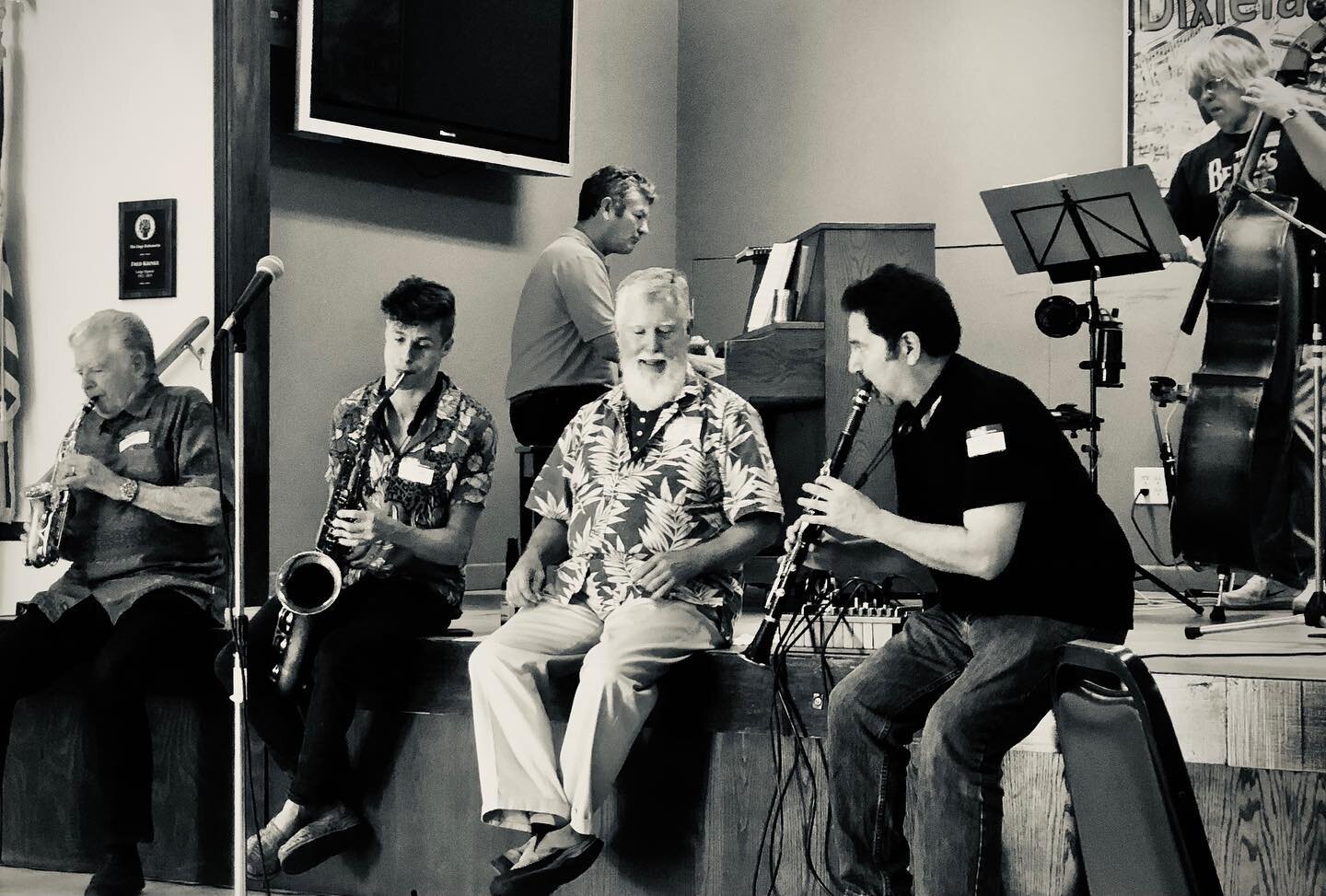 Got to sit in with a Dixieland band in Duarte and it was a blast. So grateful for this life and all these pleasures... and for old dudes that absolutely shred 🤘🏼
.
Have a great weekend / tenha um bom fim de semana / que tengas un buen fin de semana