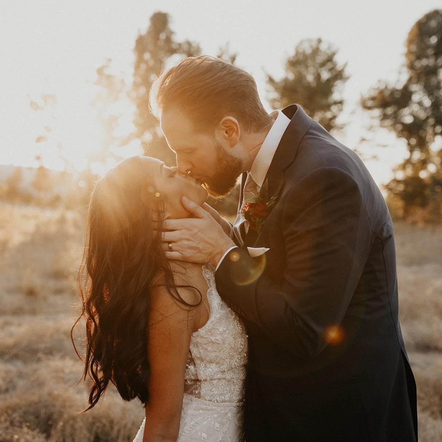 Sweet golden hour moments with J + C ✨ 

#socalphotographer #joshuatreeweddingphotographer #joshuatreephotographer #palmspringsweddingphotographer #palmspringsphotographer #socalweddingphotographer 
#indiebride #elopementphotographer #destinationwedd