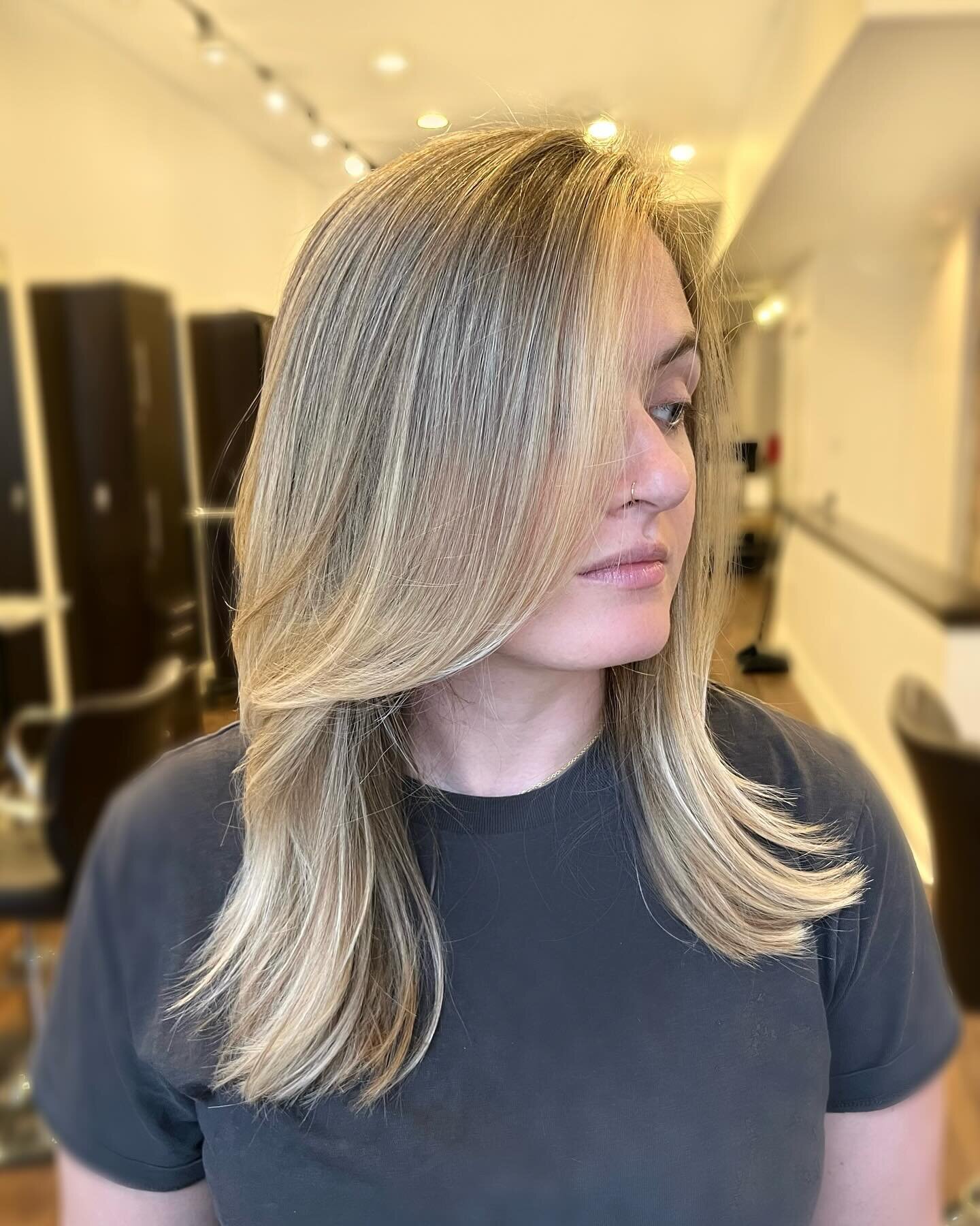 Teasylight + Balayage ✨

Color &amp; Haircut by @carbar410 

#fullhighlight #fullbalayage #handpaintedhair #phillyhairstylist #phillycolorist #blondehighlights #blondehairdontcare #houseofclarityphiladelphia #houseofclarityphiladelphia