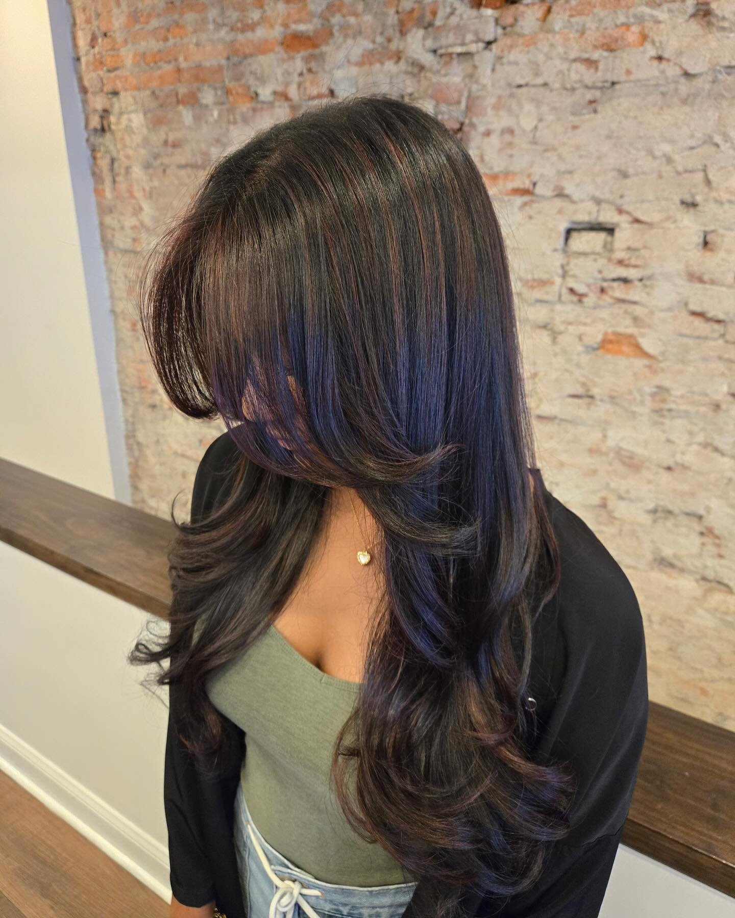 🍒✨ Cherry cola vibes! This gorgeous transformation by @chays_chair with cherry cola highlights and face-framing layers brings out the best in our client&rsquo;s dark brown hair. Perfect for summer shine and depth. 🌟✨ #HairGoals #CherryColaHighlight
