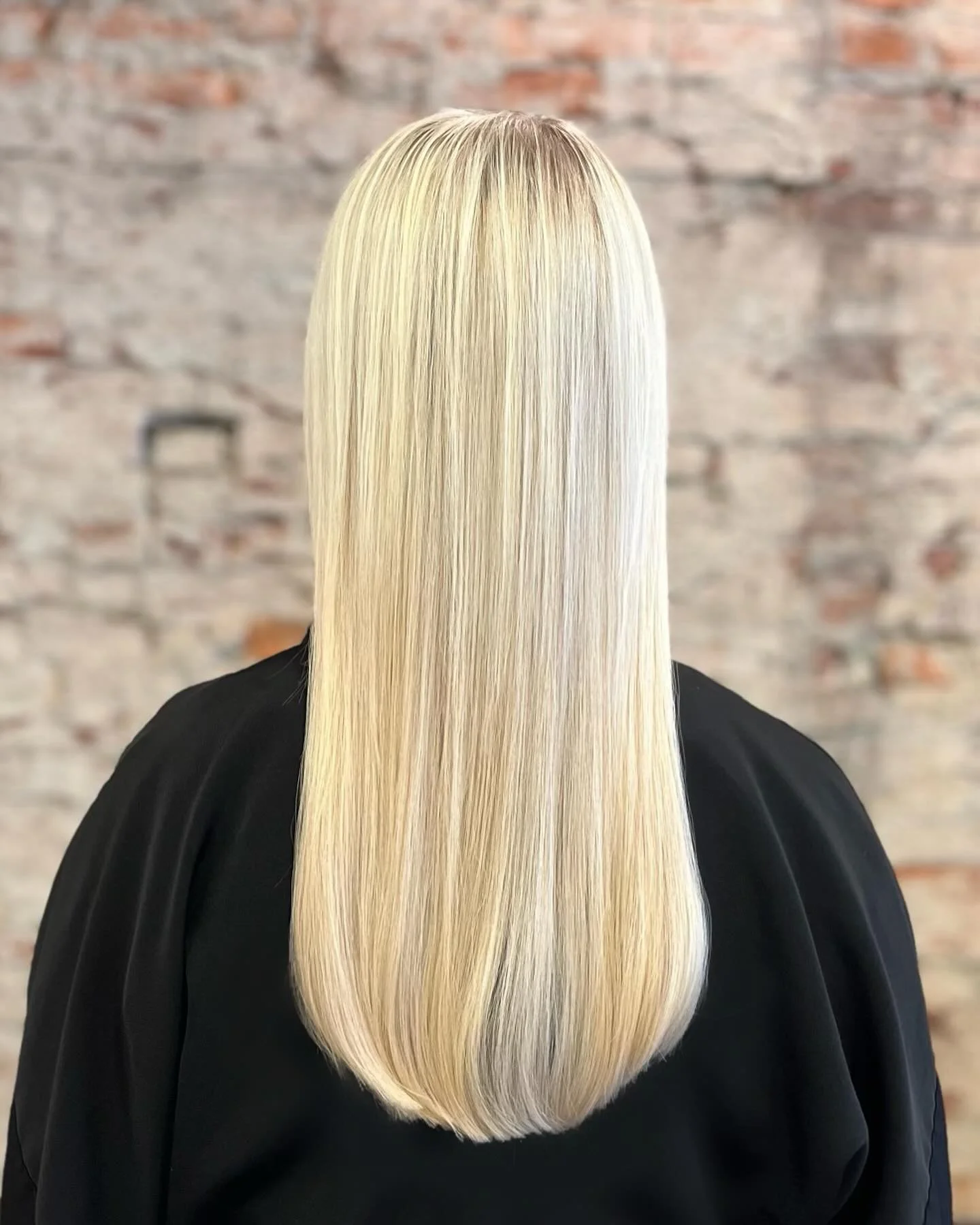 Extensions where?! Swipe to see the before ✨ Loving these Great Lengths extensions with platinum highlights by @carbar410 &ndash; they blend so naturally! 😍#GreatLengths #PlatinumBlonde #HairGoals #Extensions #houseofclarity