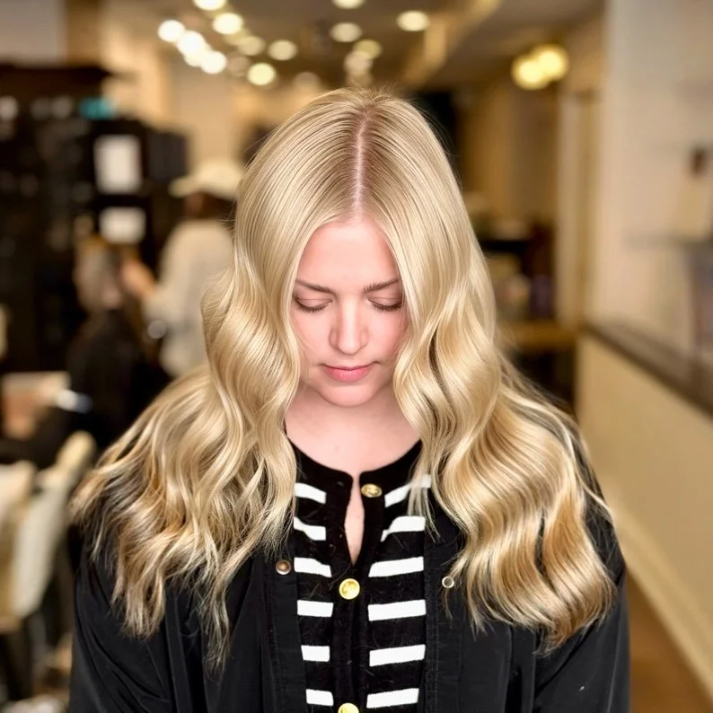 Seamless perfection! 💫 Our stylist @kerimcbridehair nailed these highlights for a flawless blend. Perfectly blended for a natural, glowing finish. 😍
&hellip;.
#HighlightGoals #PhillyHair #SeamlessBlend #HairByKeri #PhillySalon #SunkissedGlow #Phill