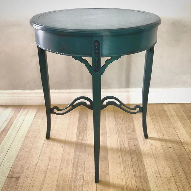 I absolutely LOVE this small entryway table I did for @the_vet_writer What do you guys think? 
Have something small that needs a new look? Look no further:) PM me!