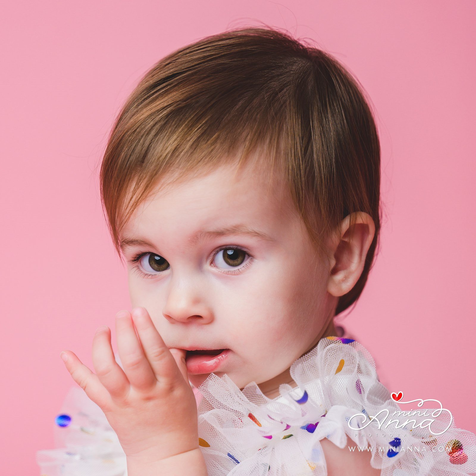 MiniAnna2022-AshleySands-Ines13mo-CakeSmash-00483srgb-2.jpg