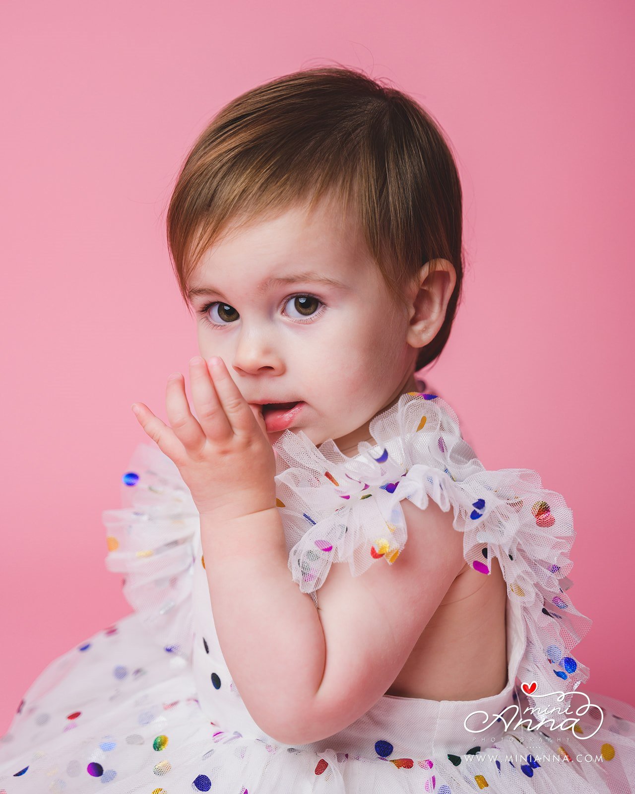 MiniAnna2022-AshleySands-Ines13mo-CakeSmash-00482srgb-2.jpg