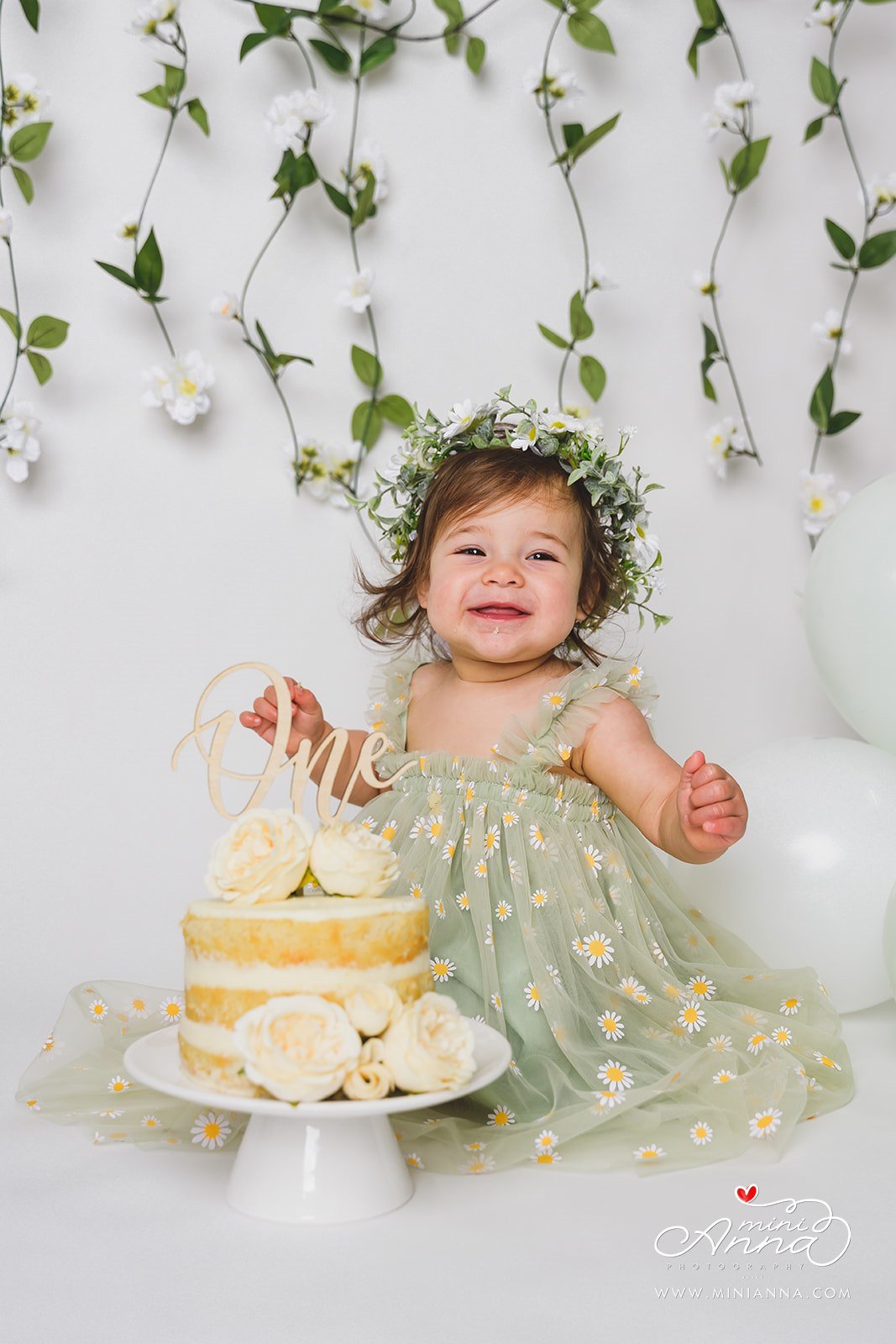 MIniAnna2023-KristineDeAnda-CakeSmash-5509srgb.jpg