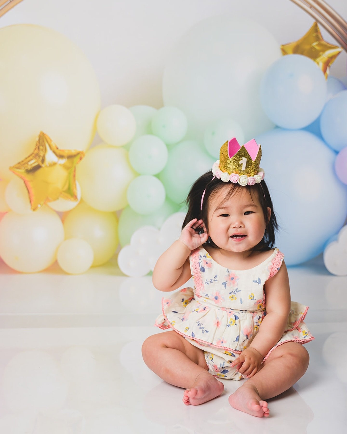 Happy Friday everyone! Swipe to see the stages of a cake smash session 😍🎂 How precious is this little one?! Some of my favorite photos to take!