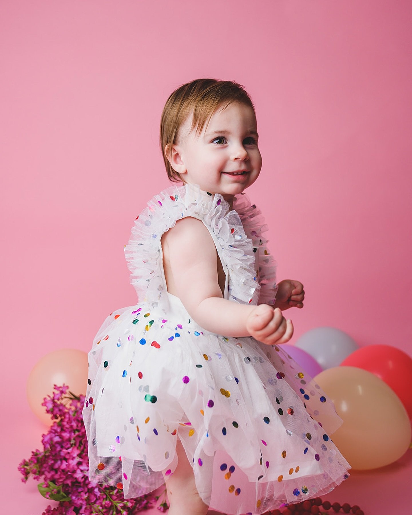 Friday&rsquo;s call for party time! Little Ines was looking TOO cute for her first birthday photos! How adorable is her dress?! 

#firstbirthdaycake #firstbirthdayphotoshoot #birthdayphotos #firstbirthdayphotos #studiophotography #bayareaphotographer