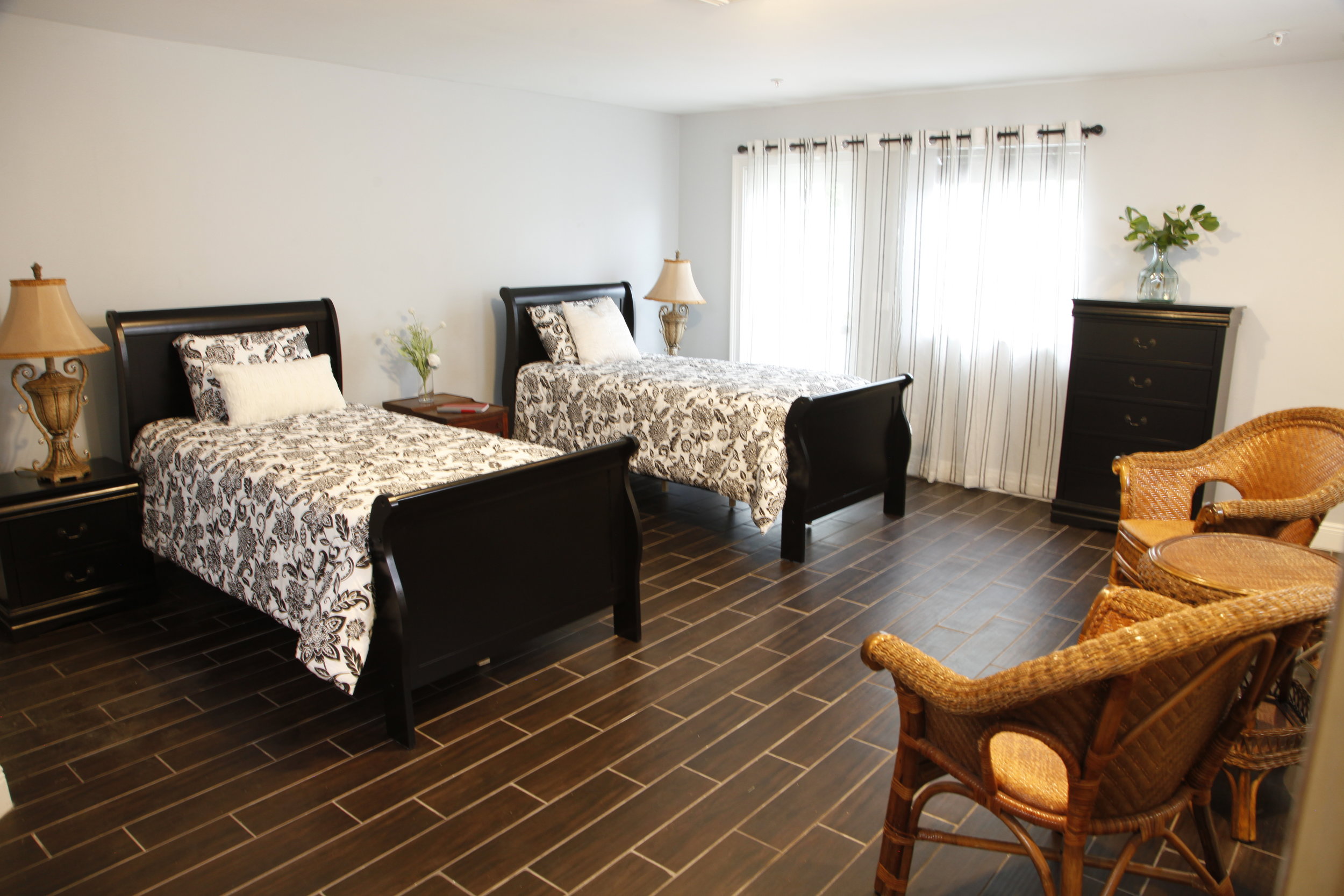  The Black and White Pearl room is a double-bedded room featuring a private bathroom, ample closet space, and wheelchair accessibility. 