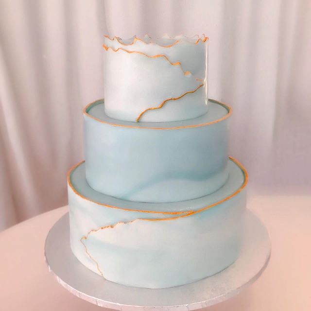 Blue-grey marbling and gold trim wrapped around alternating tiers of moist banana bread and matcha chiffon cake, layered with lemon cream cheese icing. Need I say more?? 🤤⁣⁣
⁣⁣
Email hello@layeredhawaii.com for orders and info. Website is coming soo