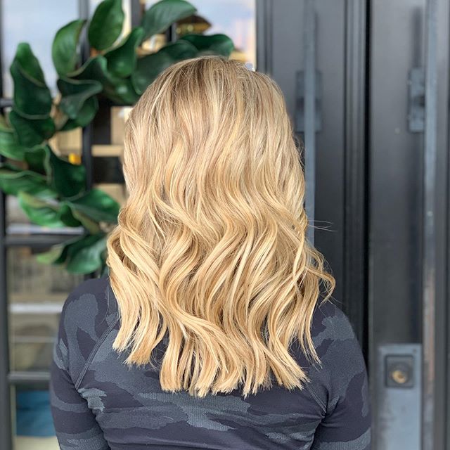 That feeling when your hair game is strong! We added 14&rdquo; @lavishextensioncollection in colors 613a and r8-8/22. We also added a few lowlights to her hair and we achieved the perfect blend. &bull;
&bull;
&bull;
#lavishextensioncollection #studio