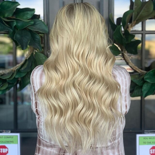 When in doubt... Go Blonde! We went there all 22&rdquo; of it and it&rsquo;s gorgeous! &bull;
&bull;
&bull;
#studiojsalonandspa #lavishextensioncollection #goinggoingblonde #marilynmonroe #extensions #handtiedextensions #habithandtiedextensions #habi
