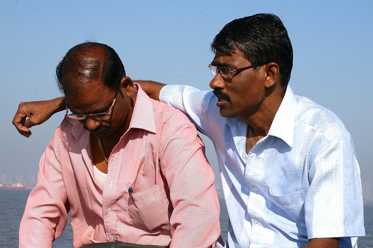 Friends at the Mumbai shoreline