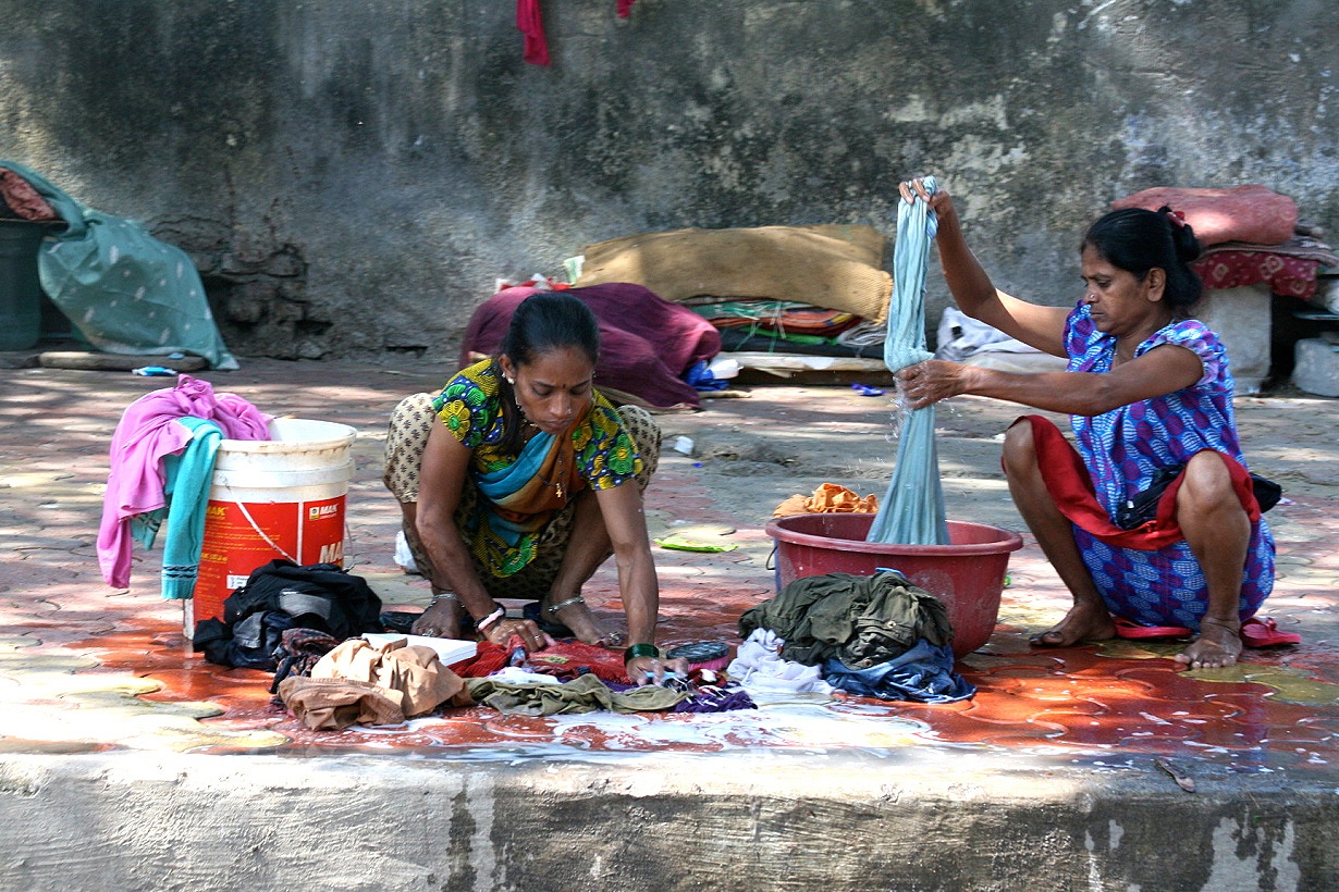 Women washing clothes in Udaipur, India