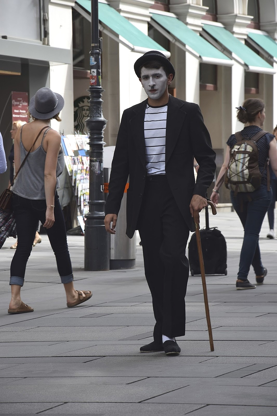 Mime walking, Vienna