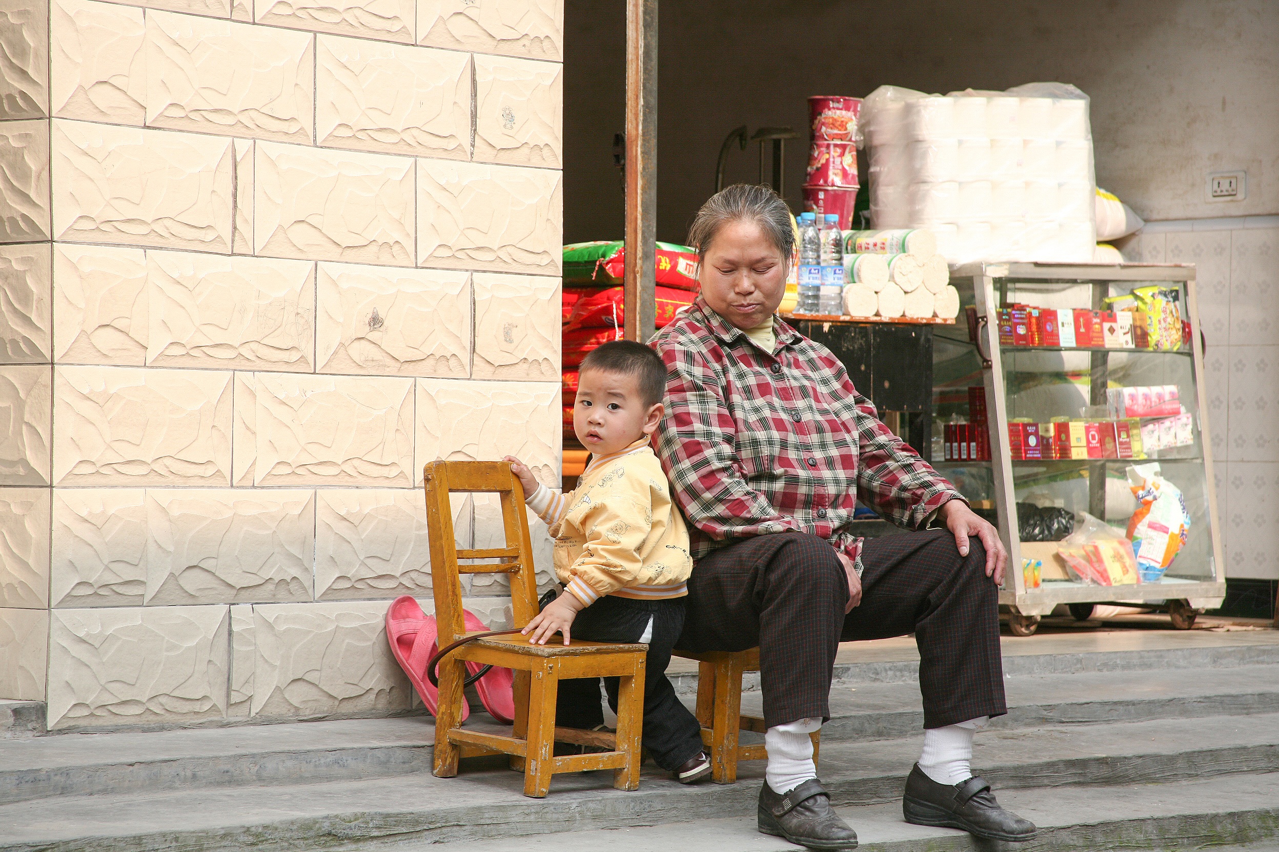 Woman with child, Fengdu, China
