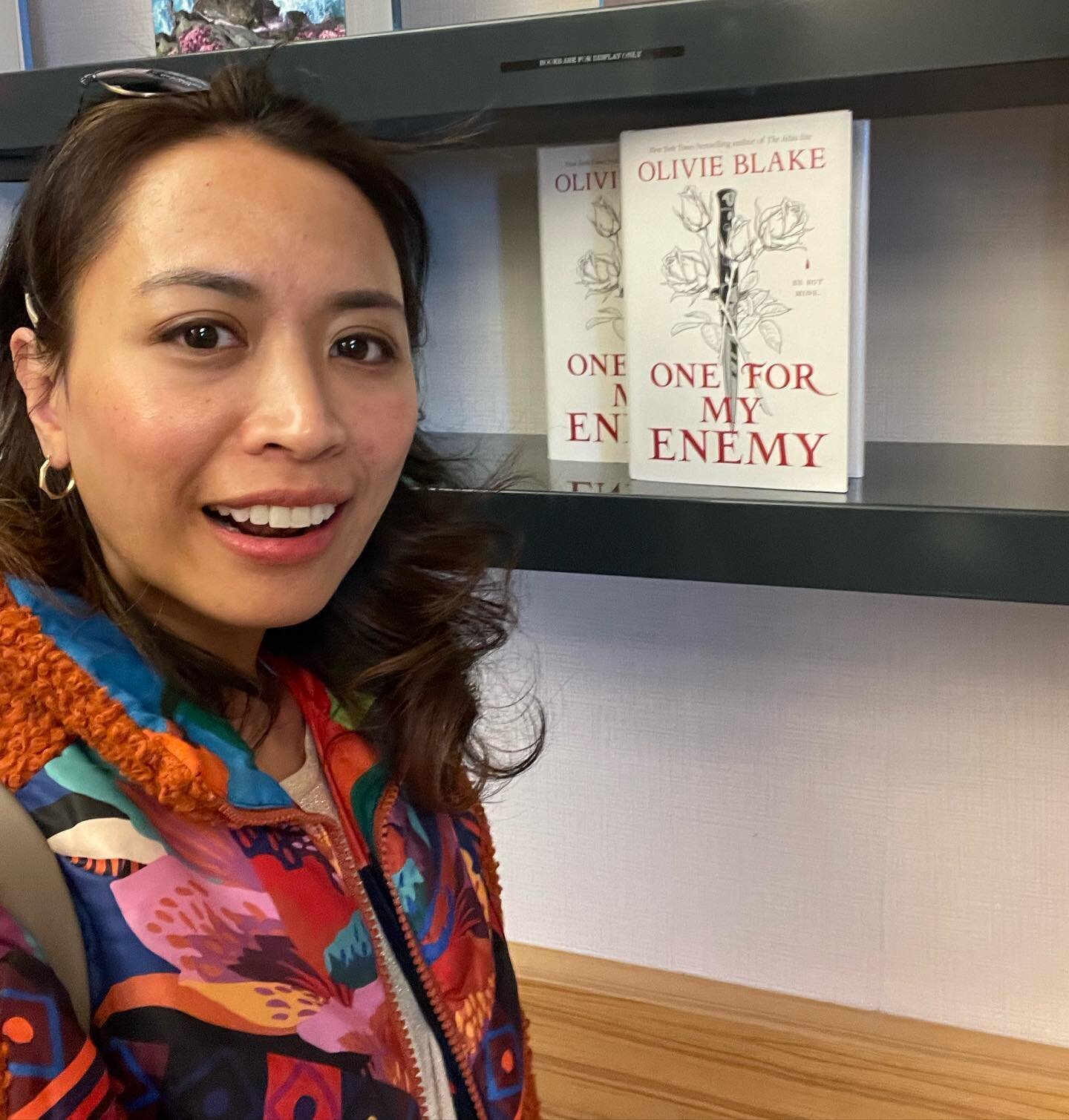 🗣️🎙️🩶So happy to see a book I narrated on display in the Macmillan lobby in NYC after wrapping on another title and a Harry Potter VO audition!! One For My Enemy is an incredible book written by @olivieblake (Atlas Six) and I am so grateful to hav