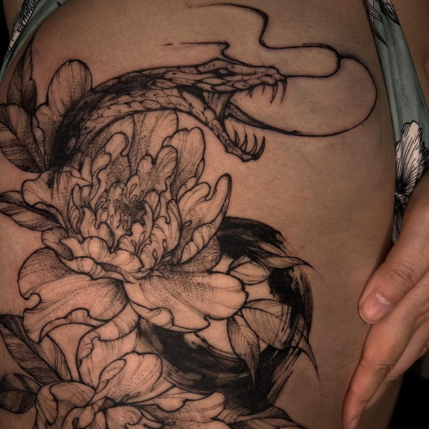 long time no snake peony 🫣 ty Jo for comin all the way from the UK 🌸🌸 squeezed this all in one session 🐍

#watercolortattoo #snaketattoo #peonytattoo #calligraphytattoo #brushtattoo #vancitytattoo #vancouvertattoo #vancouvertattooartist #asiansty