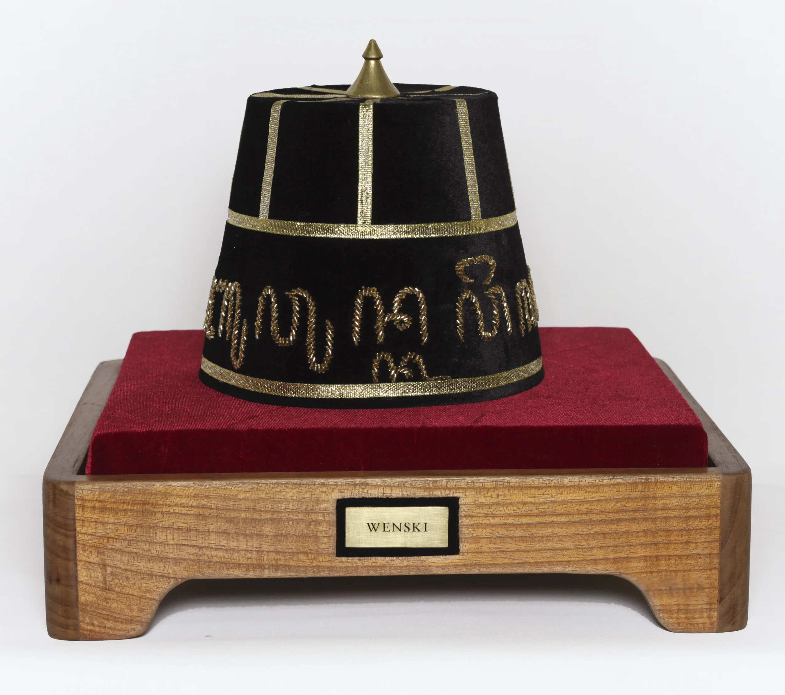 Ignatius Wenski Tumengane Mahkota Ing Mlethike Asta 1 2020 embroidered hat with stand, dimensions variable