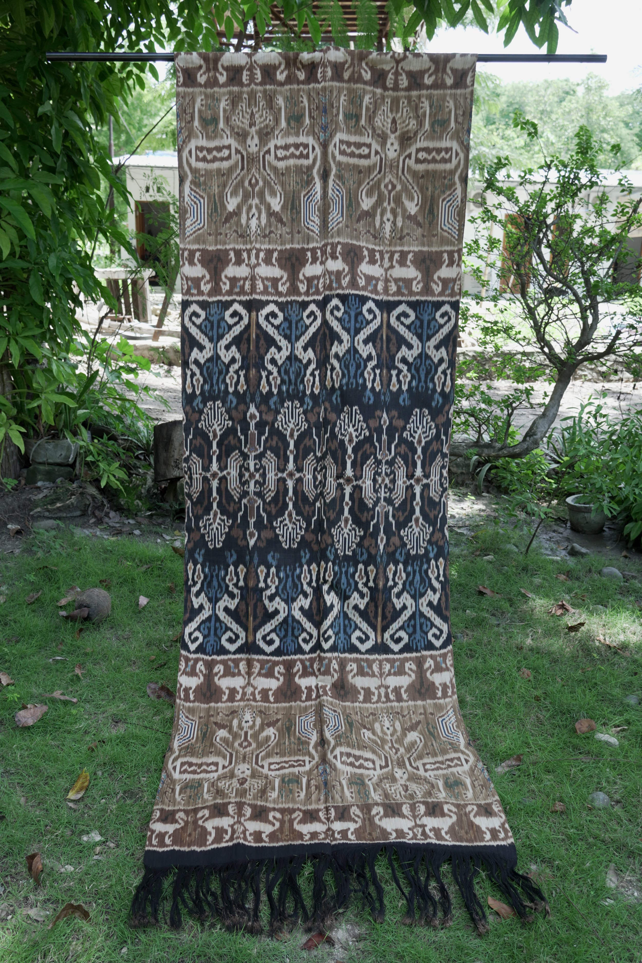  Kataru Dangu Ngua Karia 2019-2020 cotton with natural indigo, iju and kehi bark dye 219 x 32 cm 