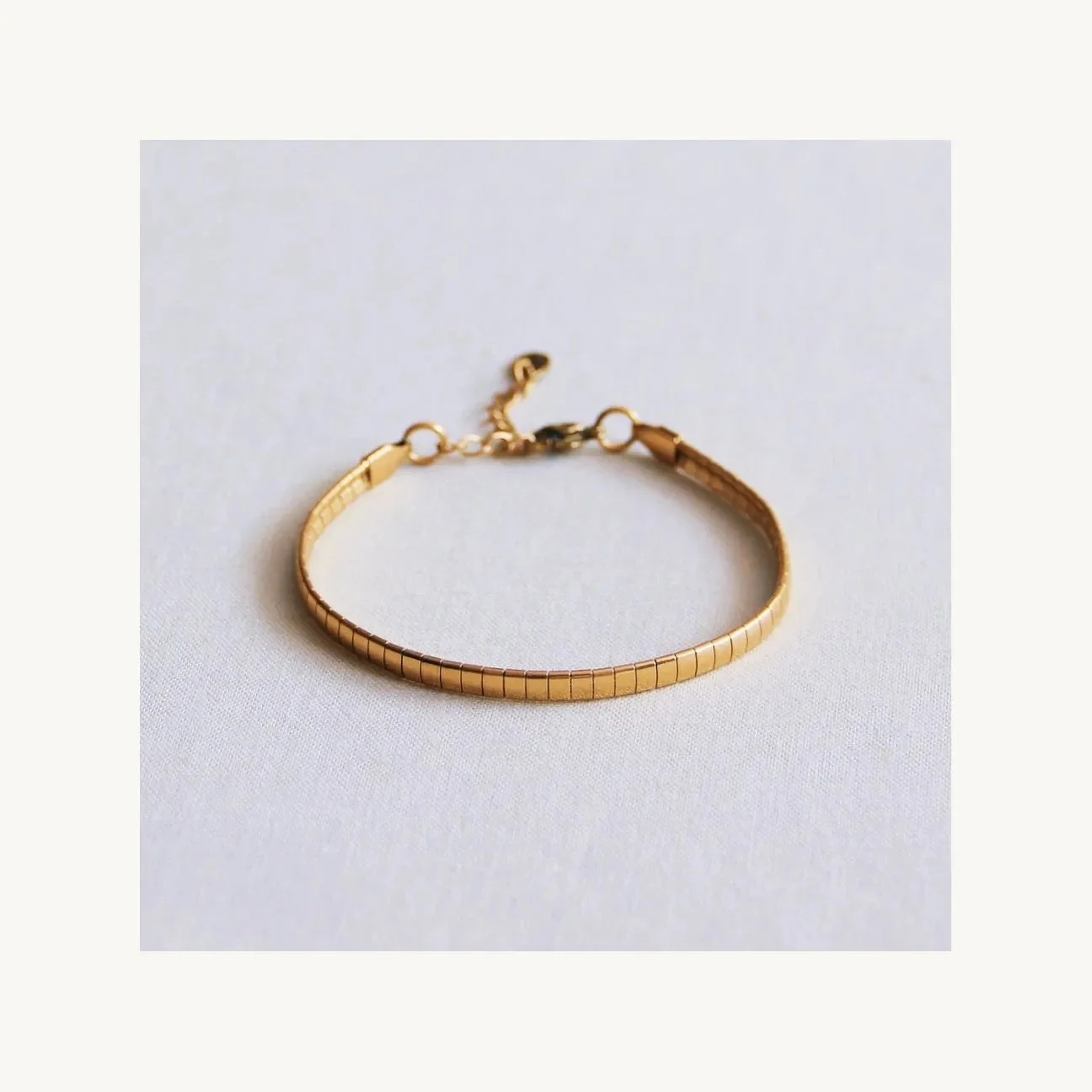 Smooth striped bracelet in gold by Bazou