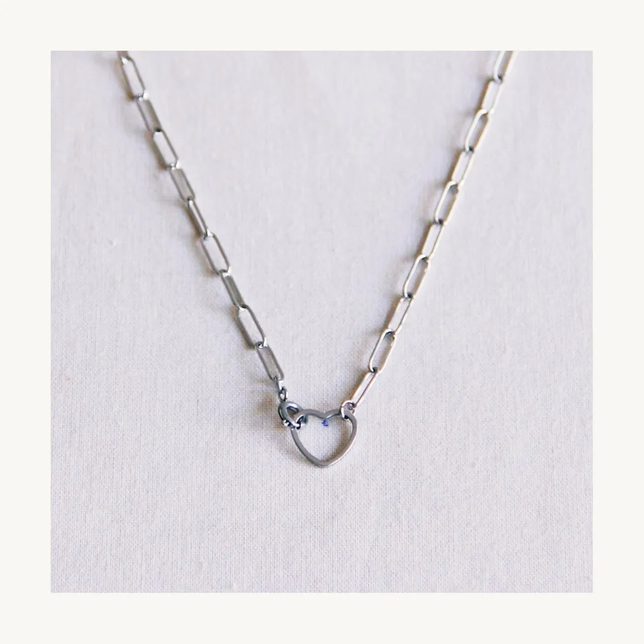 D-chain necklace with open heart closure - silver