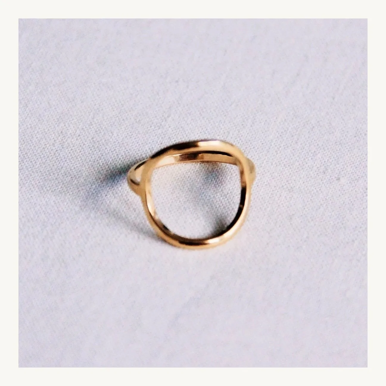 Ring with open round in gold by Bazou