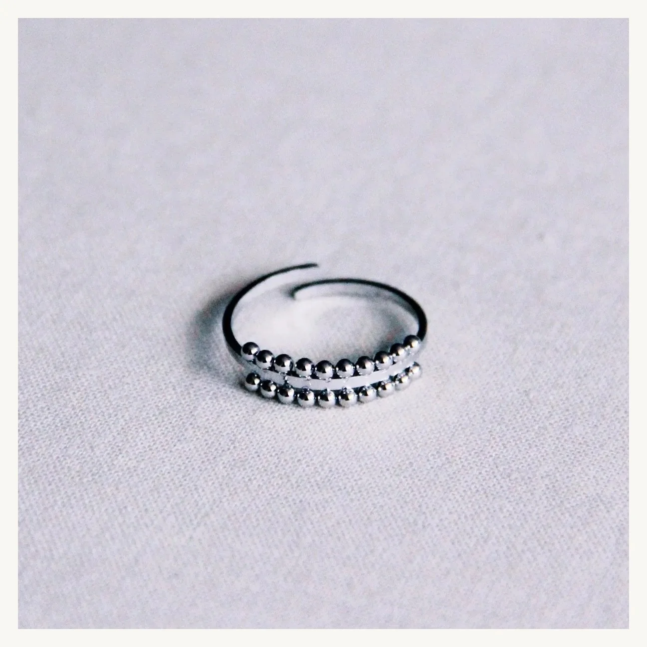 Adjustable ring with dotted edge - silver by Bazou