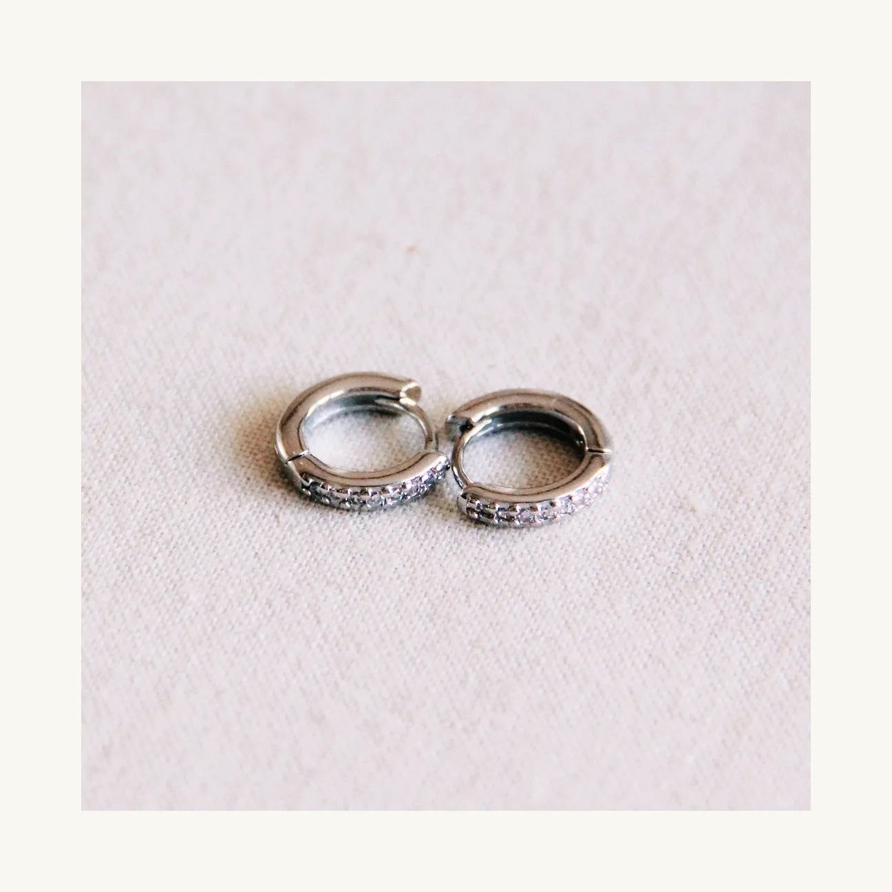 Mini "rhinestone" earring in silver by Bazou