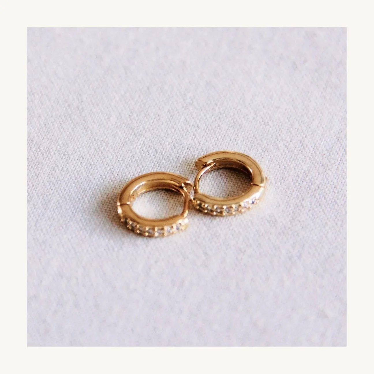 Mini "rhinestone" earrings in gold by Bazou