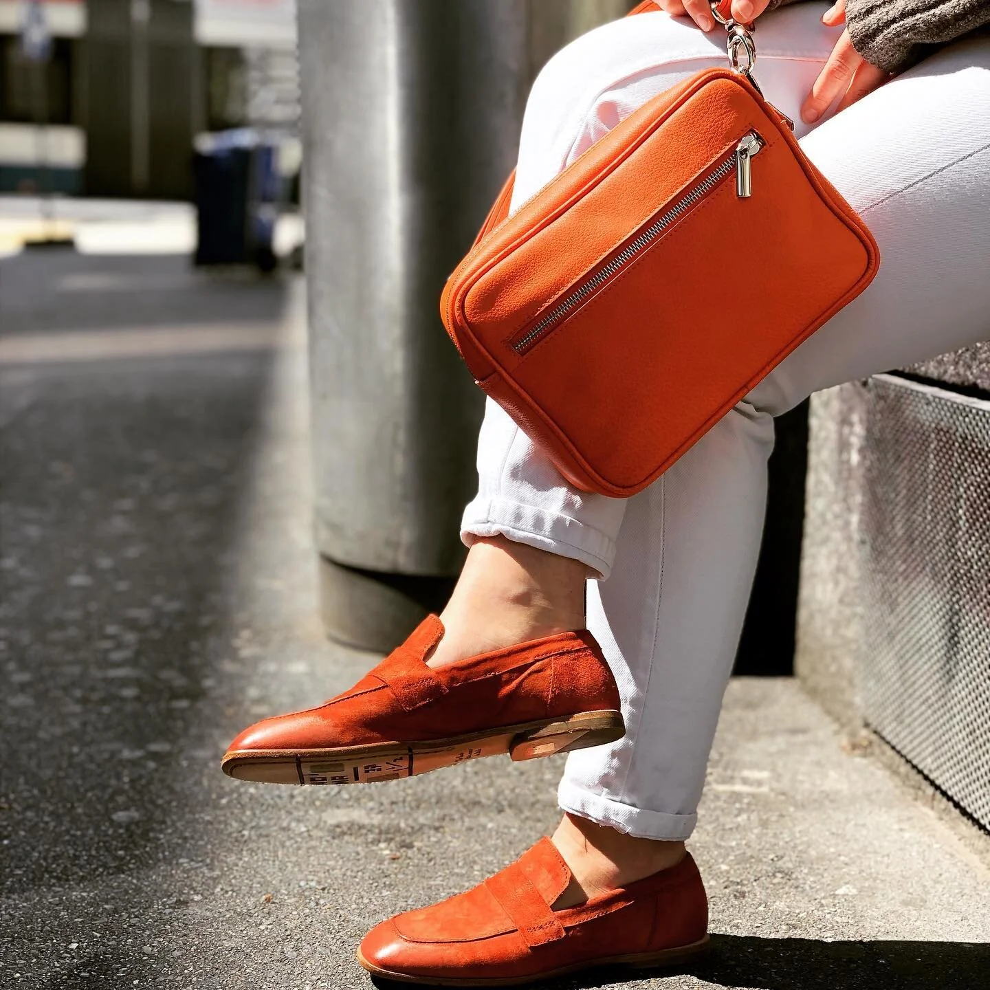 BumBag aus Wasserb&uuml;ffel Leder (Fr) orange.
Handgefertigt in unserem Atelier in Z&uuml;rich.
#shoplocal #madeinzurich #leathergoods #ausbildungsbetrieb #slowfashion #localeproduktion #nachhaltigemode