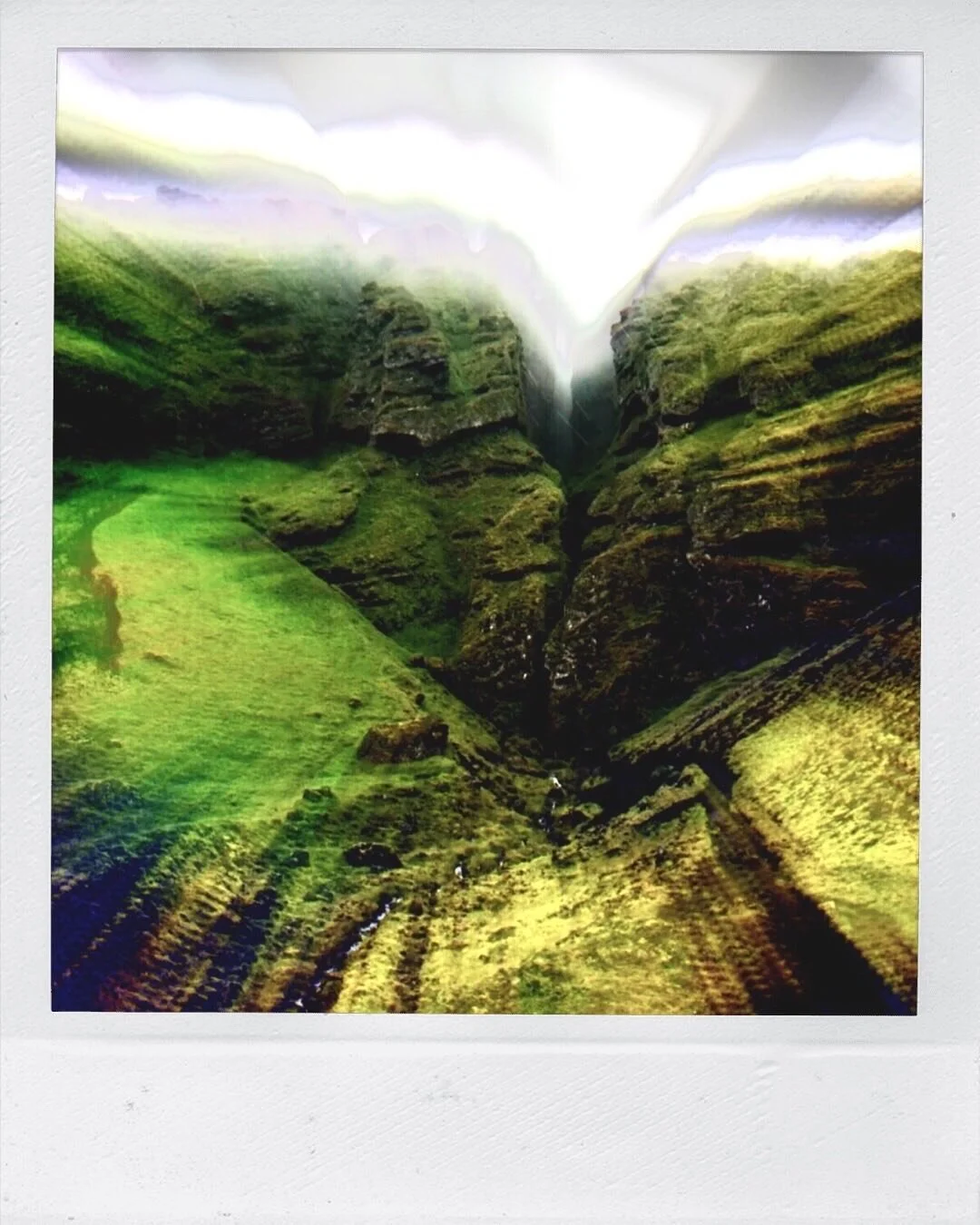 Blick zur&uuml;ck: zwischen diesen zwei gigantischen Lava-Felsen versteckt sich diese mystische  Grotte. 
Danke an Andreas der all diese magischen Pl&auml;tze kennt: @inspirationiceland 

#iceland #magic #lavafelsen #natureheals