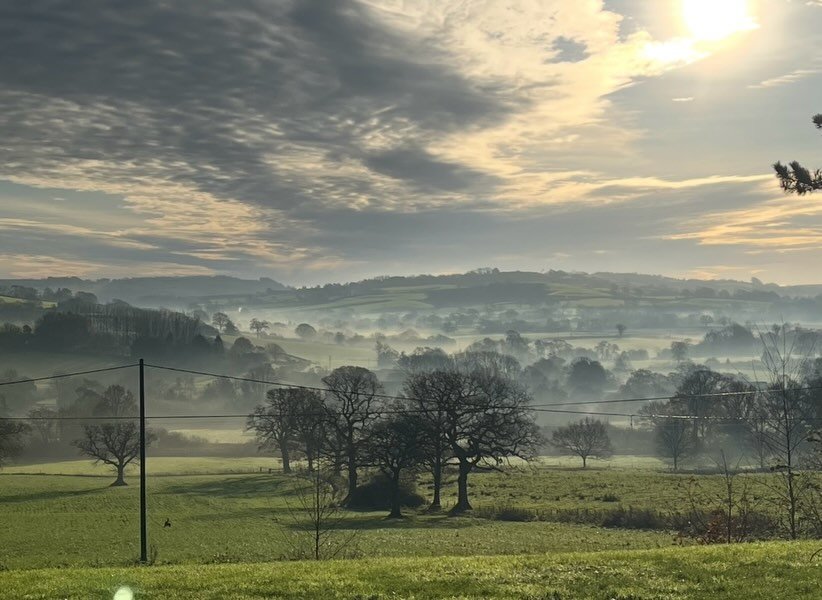 2025 Re(view) in 20 
Some of my highlights. 

1.  Somerset view 🙏🏽

2.  Discussing birth &amp; parenting with beautiful @victoriaklemmon @romy_finbow_doula 

3. Watermelon 🍉 🇵🇸 
4. Amazing @misanharriman ~ @hope93gallery with dear Ati @surreyhil