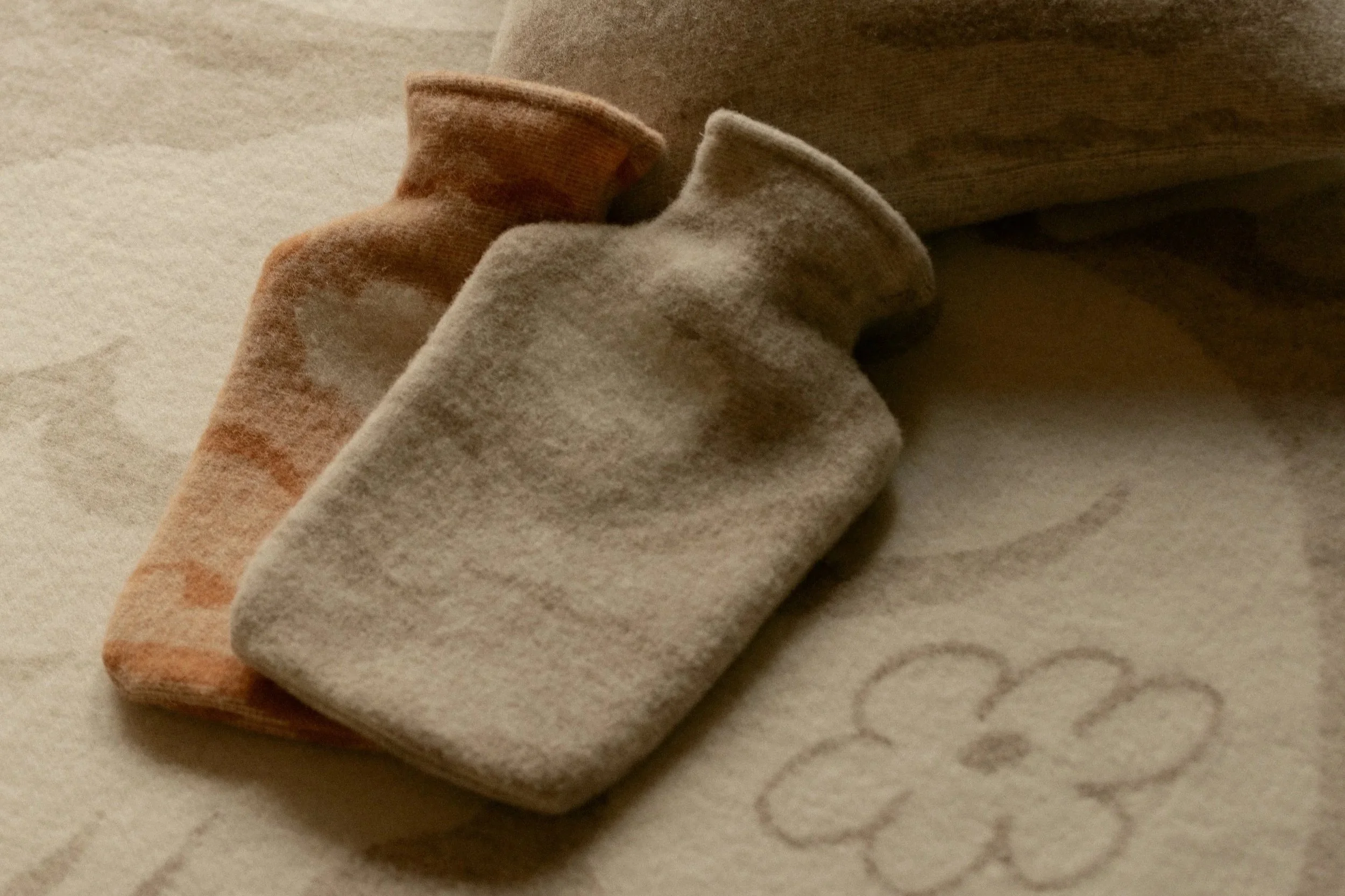 LapuanKankurit-RANNALLA-hot-water-bottles-and-cushion-cover-and-KAKSIN-blanket-photocredit-Wilma-Hetemaj-1.jpg