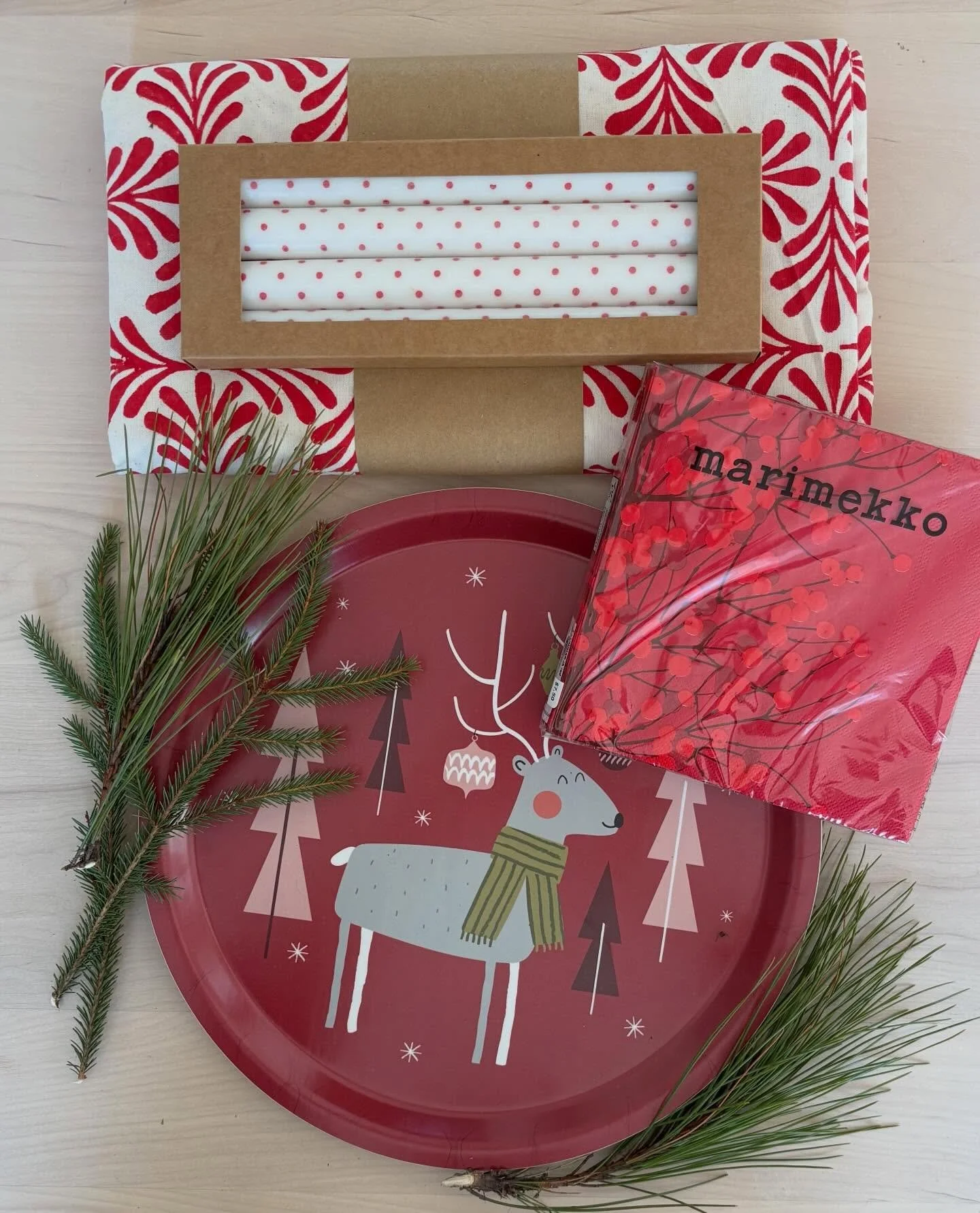 Holiday &lsquo;tablescape&rsquo;  ideas: what better colour than red to bring on the festive spirit!