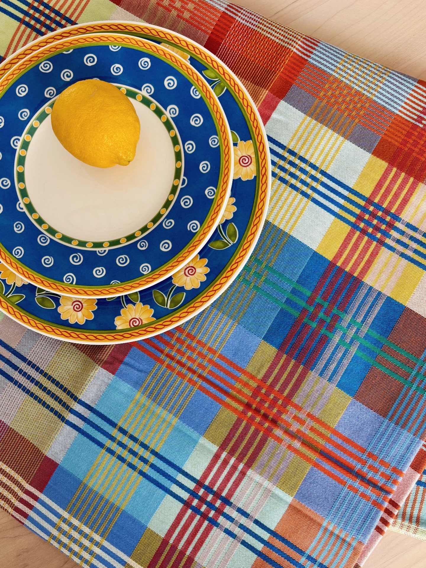 New tablecloth for a new season! Made from woven threads, 140 x 200cm.
